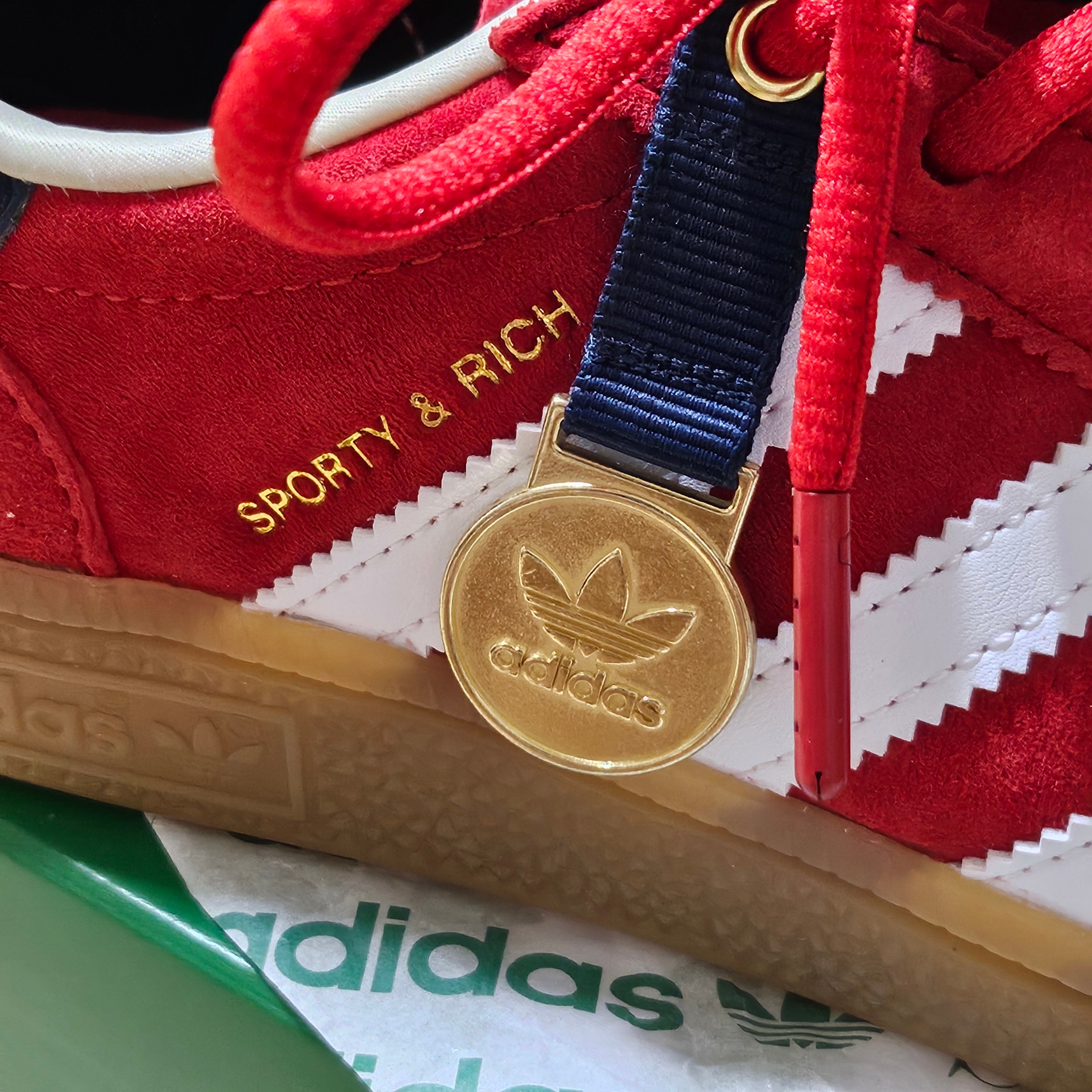 Adidas x Sporty & Rich Spezial Handball Collegiate Red Night Indigo 착용 스타일 - 2