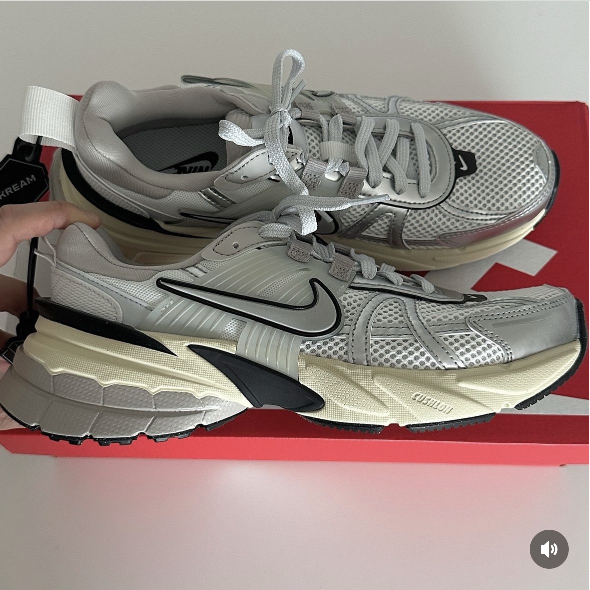 Nike V2K Run Summit White Metallic Silver 착용 스타일 - 3