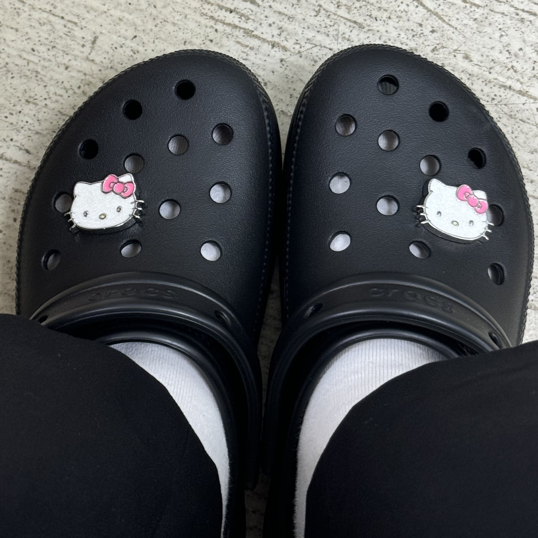 (W) Crocs Classic Platform Clog Black 착용 스타일 - 2