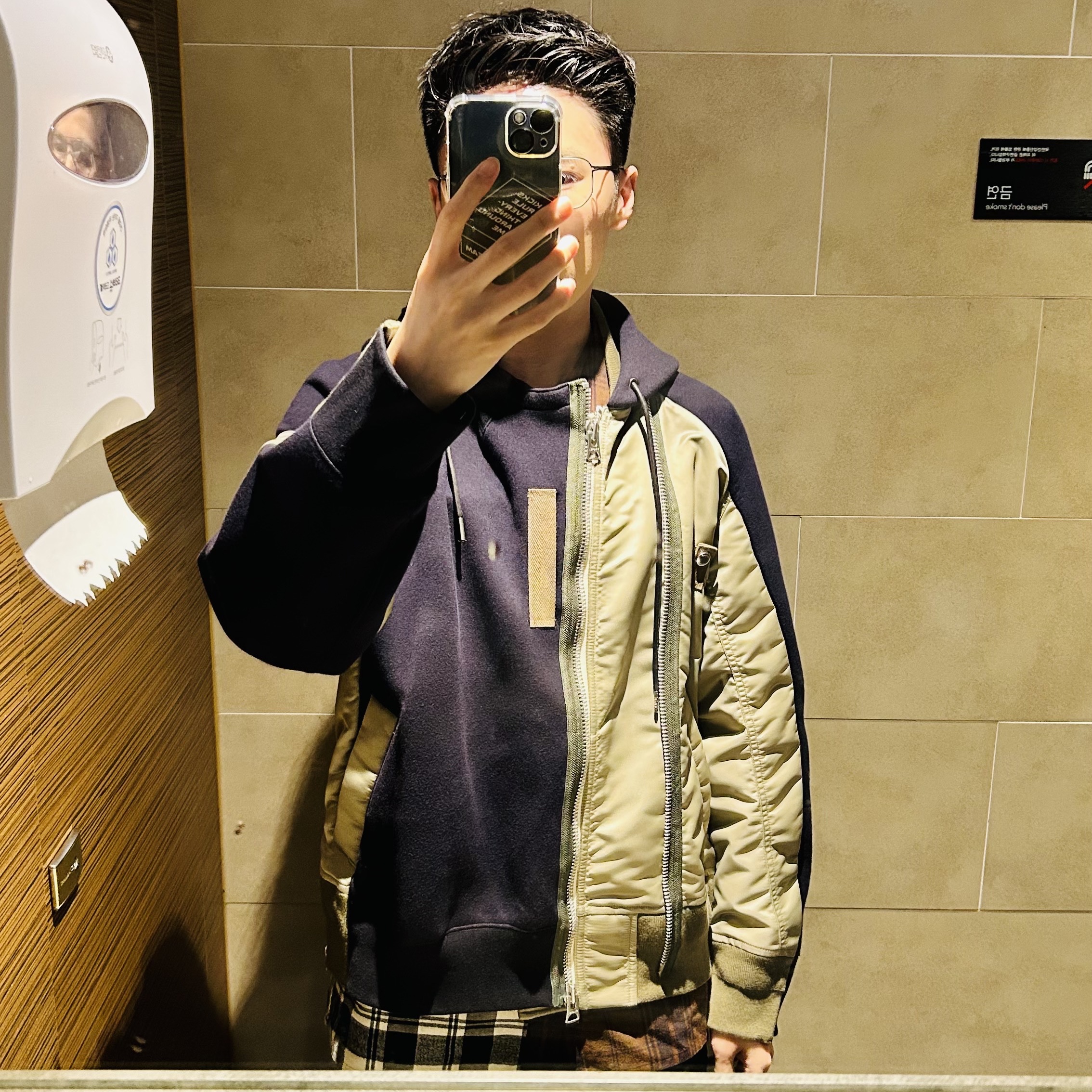 Sacai Sponge Sweat Hoodie Navy 착용 스타일 - 3