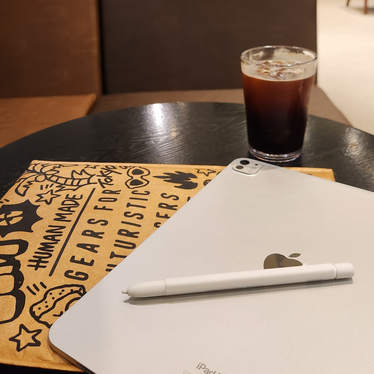 Human Made × Verdy Vick 14 Inch PC & Tablet Case Beige - Otsumo Plaza Exclusive, Apple iPad Pro 7th Gen 13-inch Wifi 1TB Nano Texture Glass Space Black (Korean Ver.) 착용 스타일 - 1