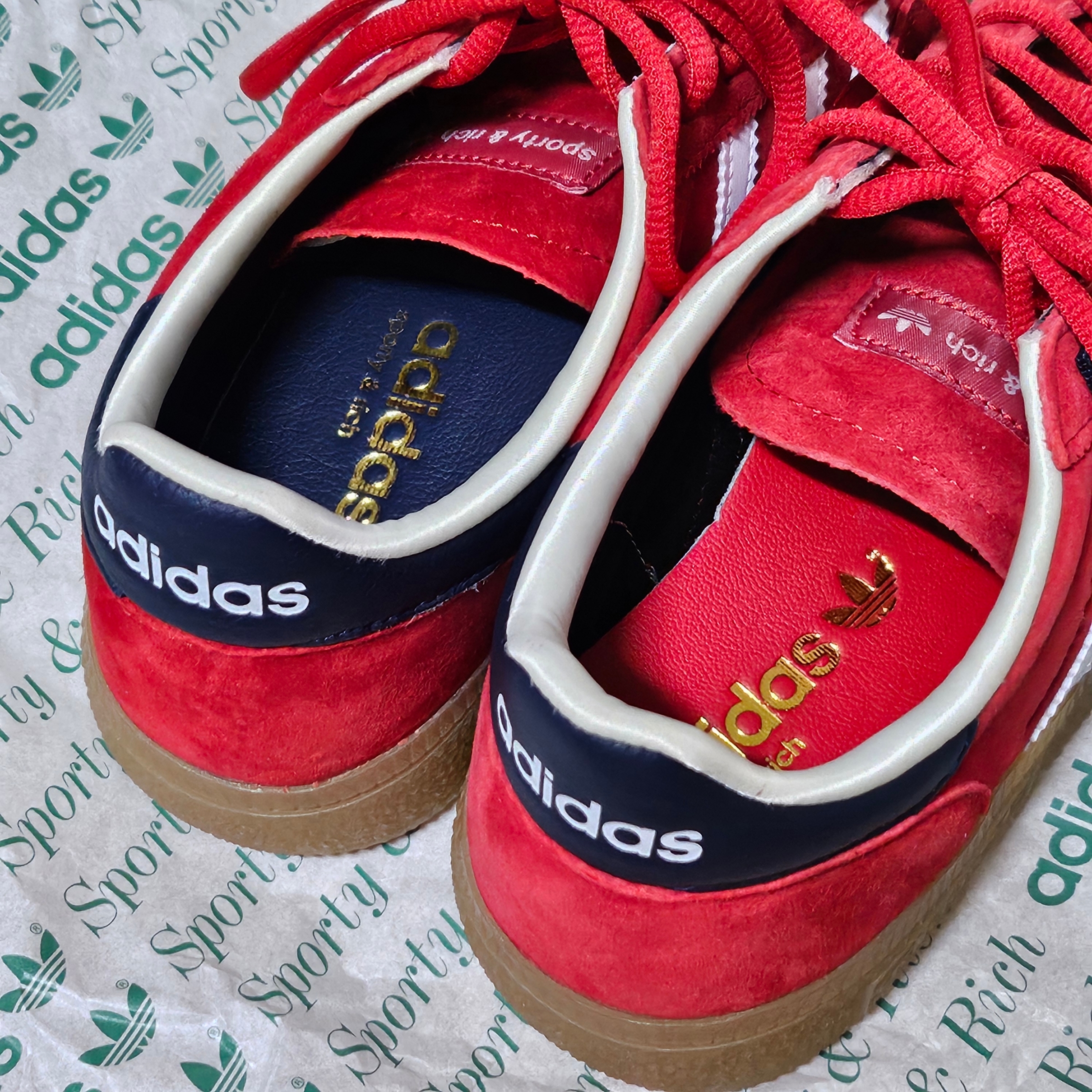 Adidas x Sporty & Rich Spezial Handball Collegiate Red Night Indigo 착용 스타일 - 4