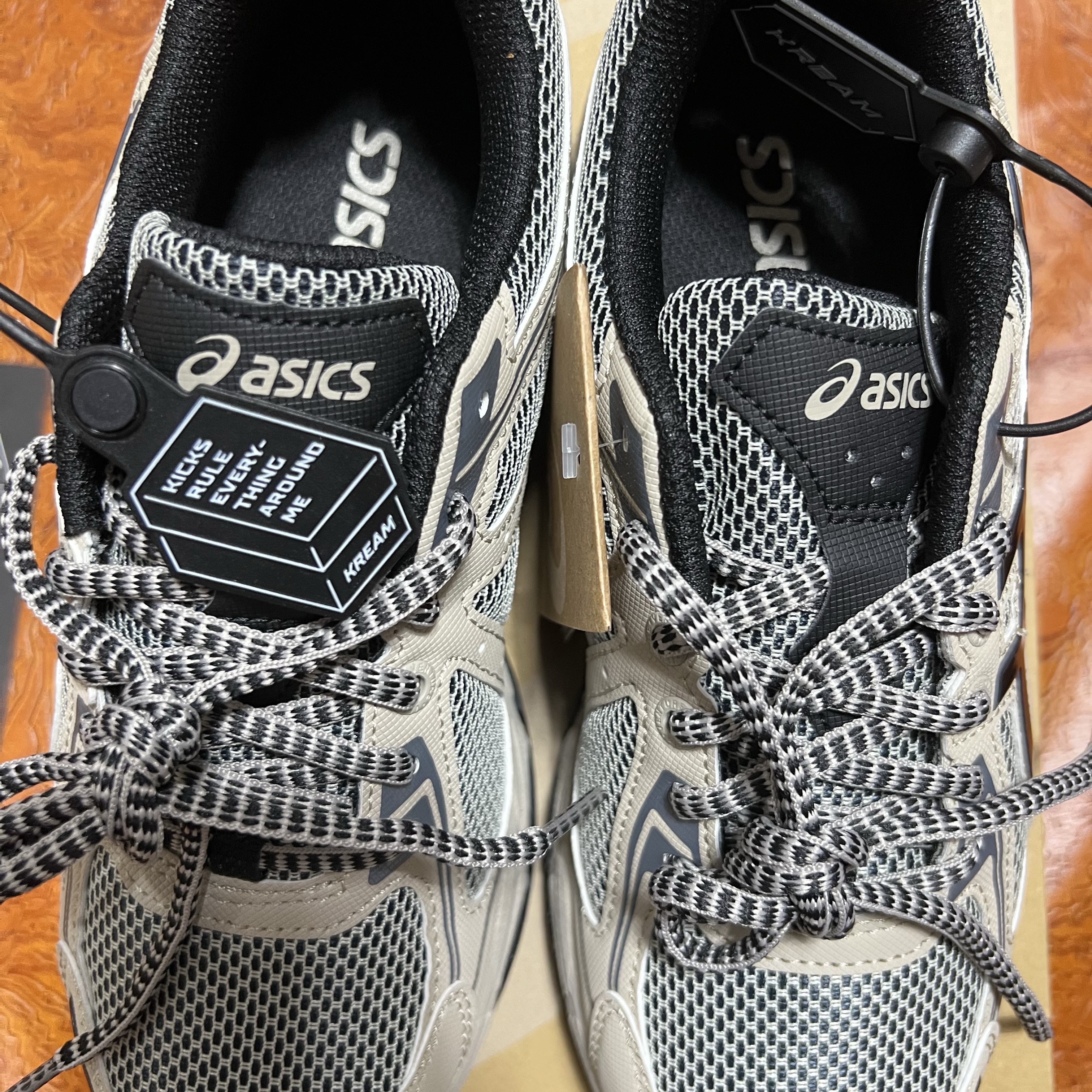 Asics Gel-Venture 6 Feather Grey Black 착용 스타일 - 2