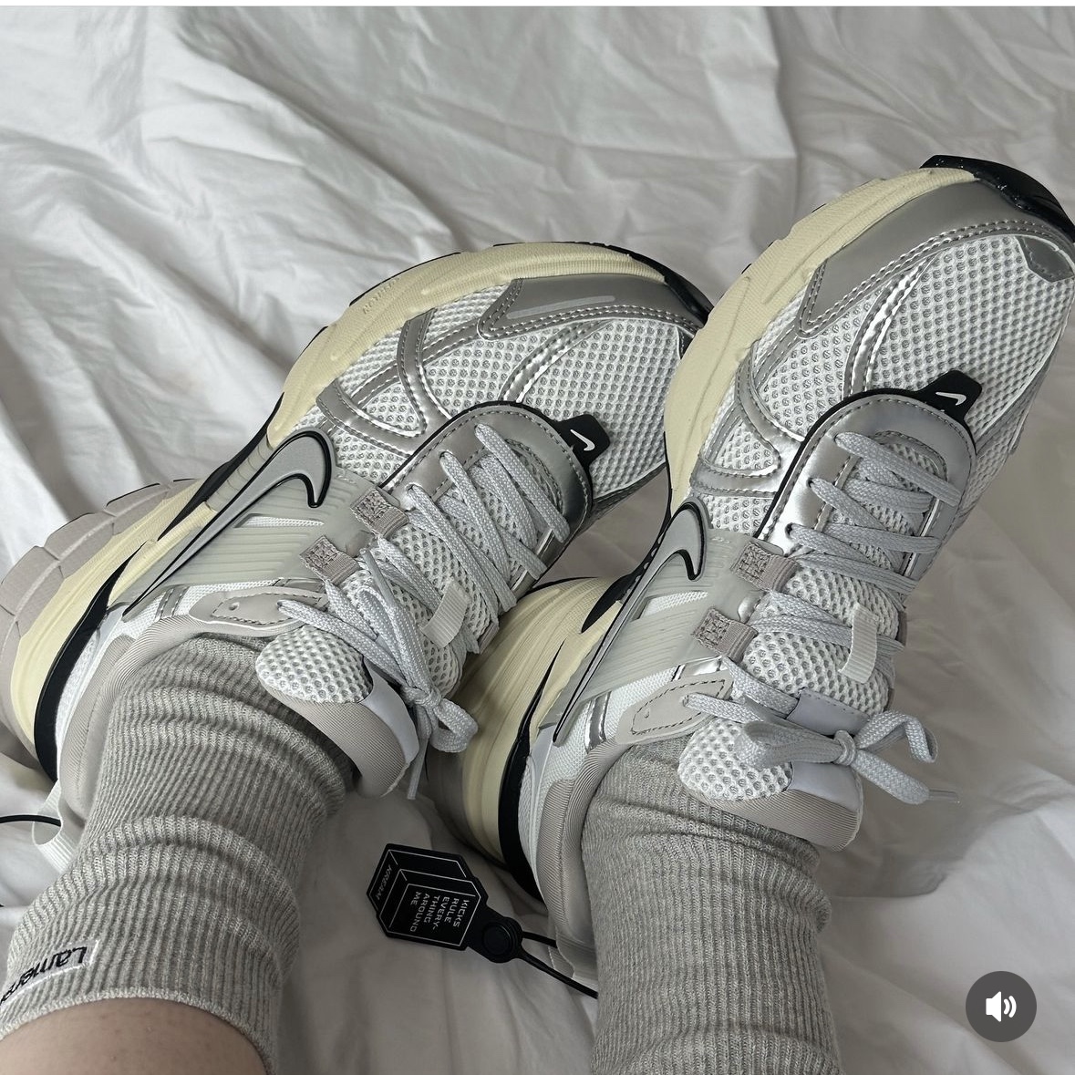 Nike V2K Run Summit White Metallic Silver 착용 스타일 - 8