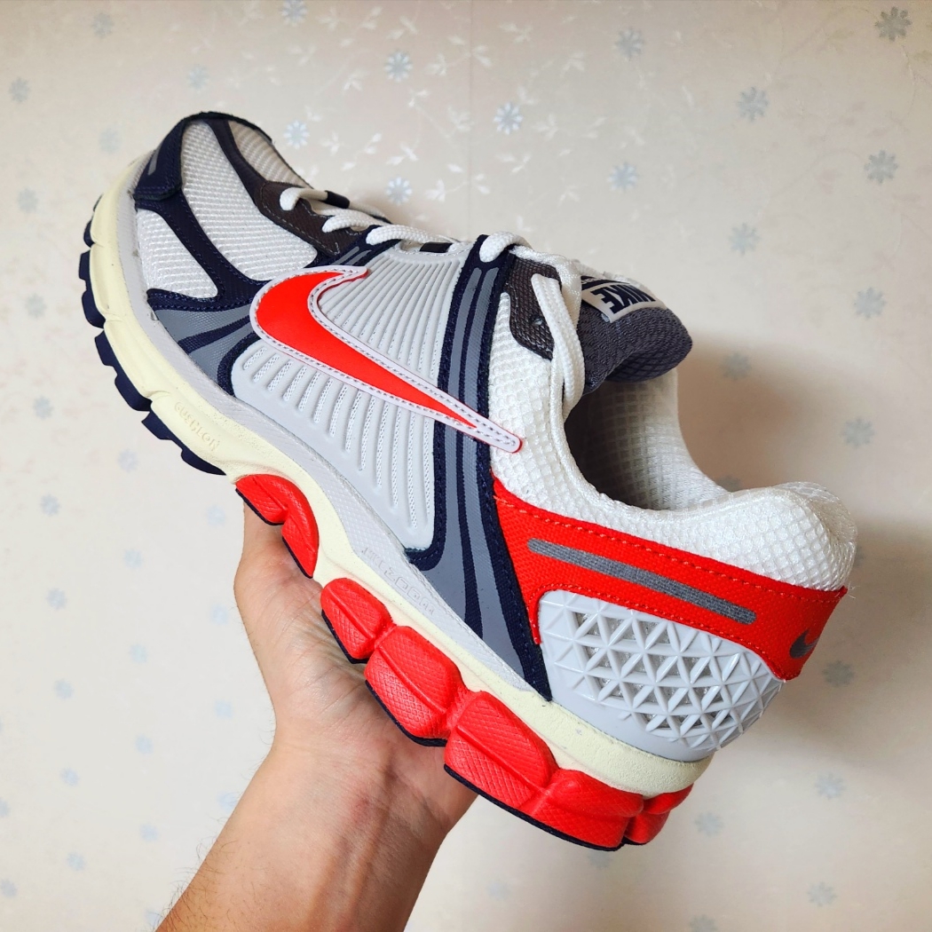 Nike Zoom Vomero 5 Photon Dust Picante Red 착용 스타일 - 2