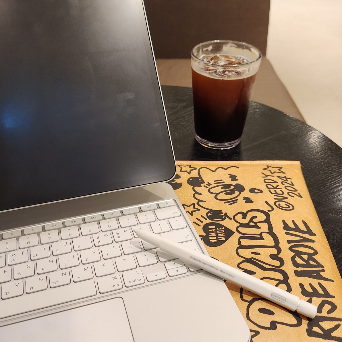 Human Made × Verdy Vick 14 Inch PC & Tablet Case Beige - Otsumo Plaza Exclusive, Apple iPad Pro 7th Gen 13-inch Wifi 1TB Nano Texture Glass Space Black (Korean Ver.) 착용 스타일 - 2