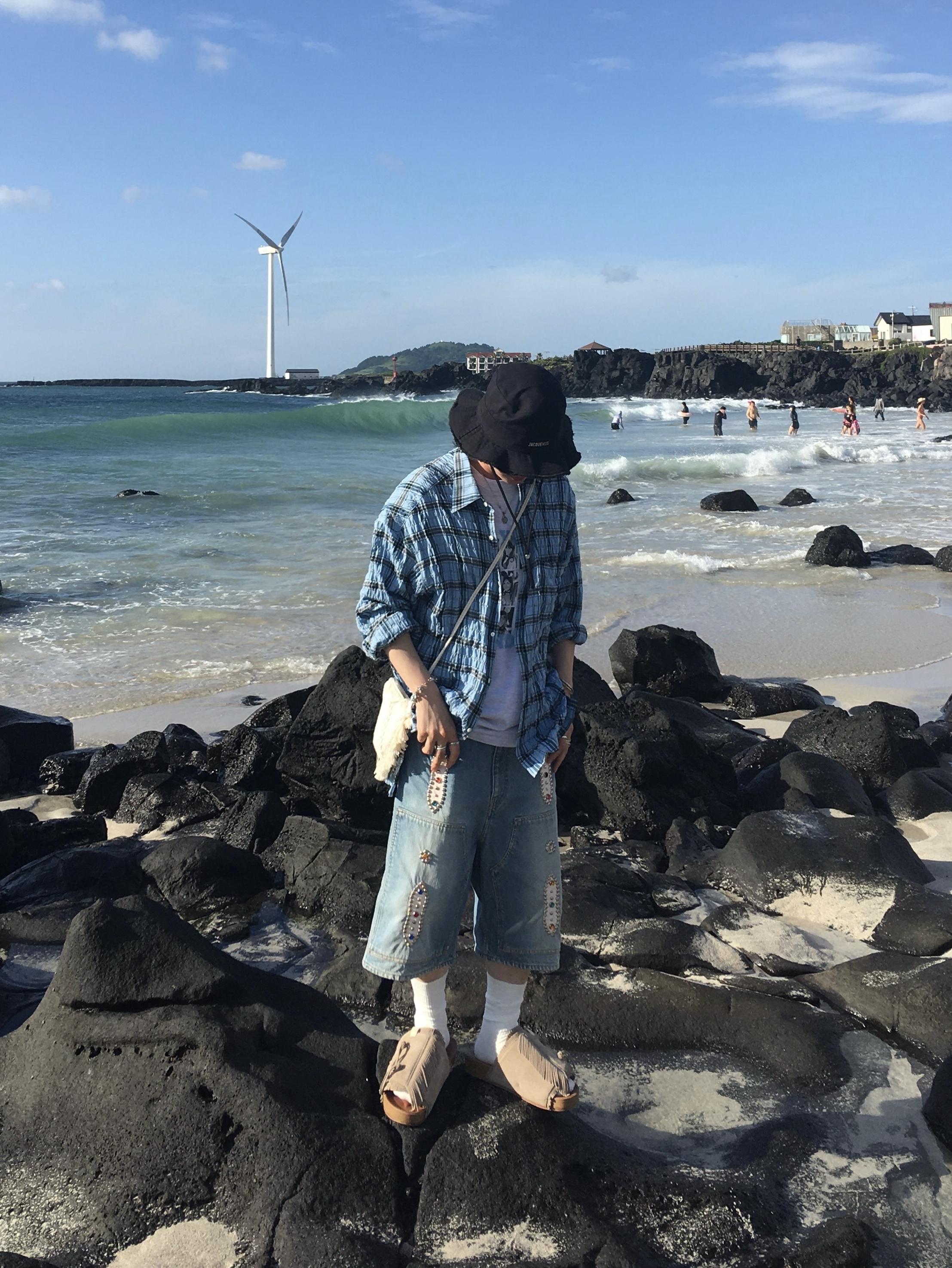 Kapital 14 oz. Denim Short Pants Studs Remake Indigo (Processing), Visvim Christo Shaman Folk Sand - 24SS 착용 스타일 - 1