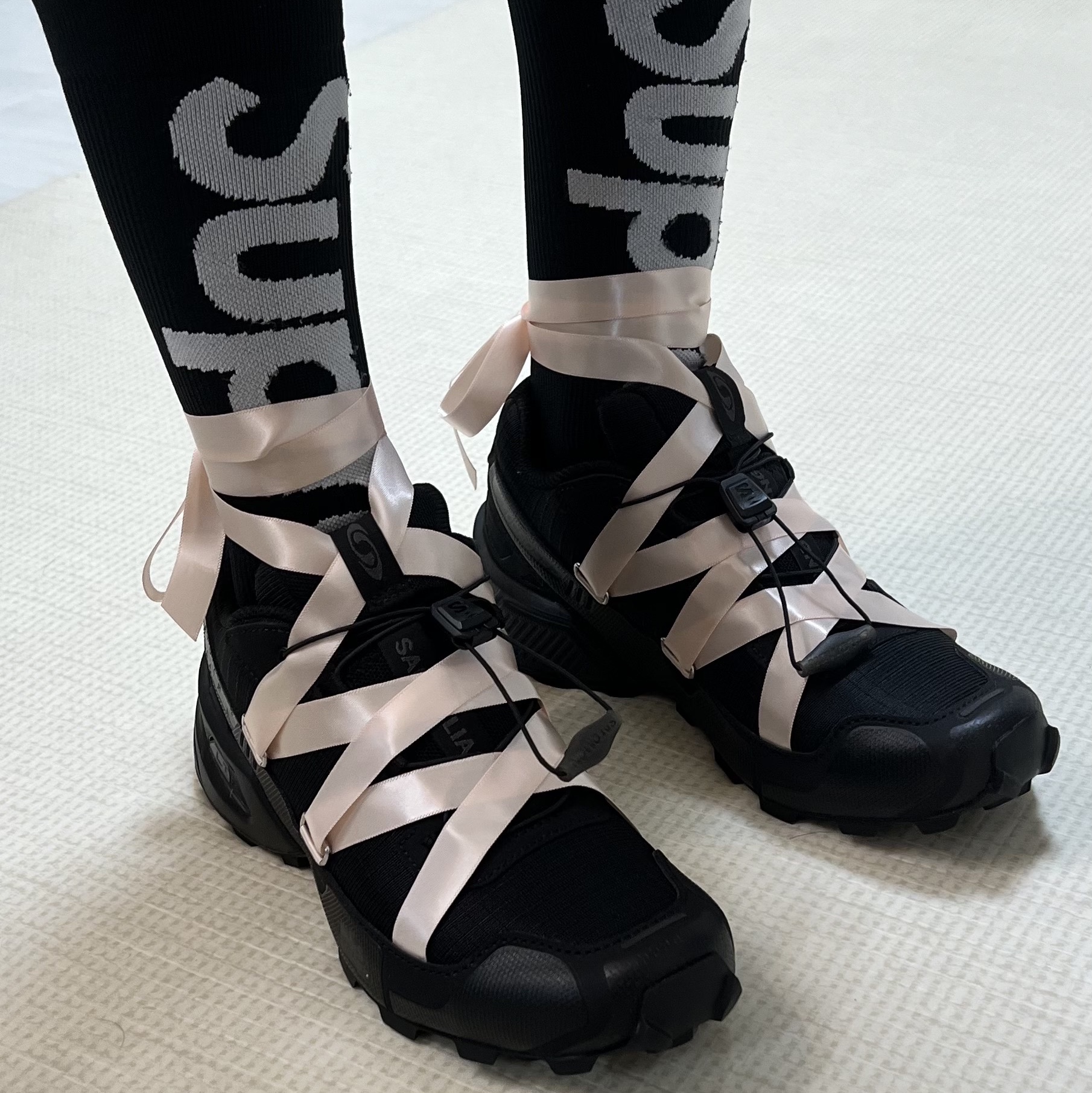 Salomon x Sandy Liang Speedcross 3 Ribbon, Supreme x Nike Lightweight Crew Socks Black (1 Pack) 착용 스타일