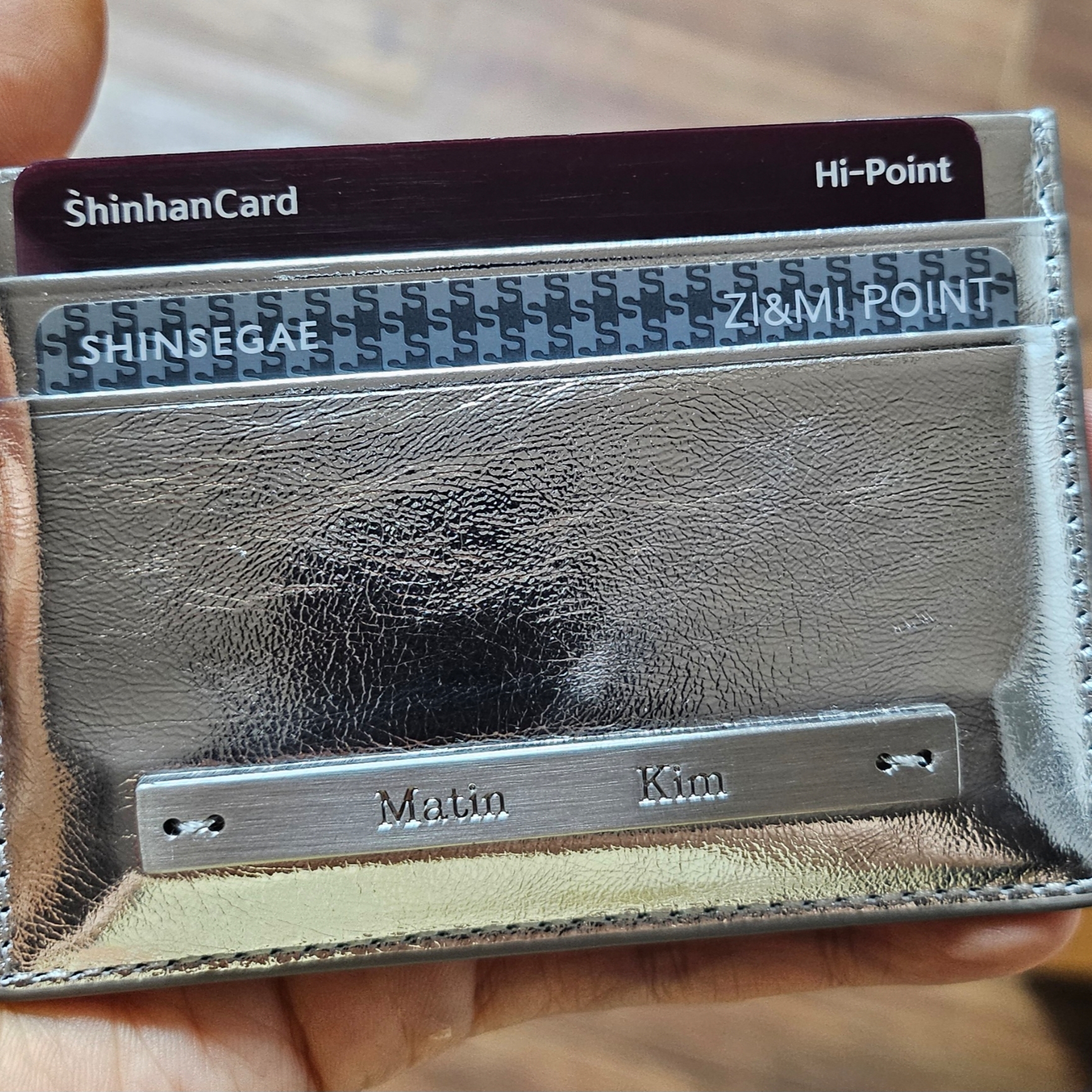 Matin Kim Vintage Card Wallet Silver 착용 스타일