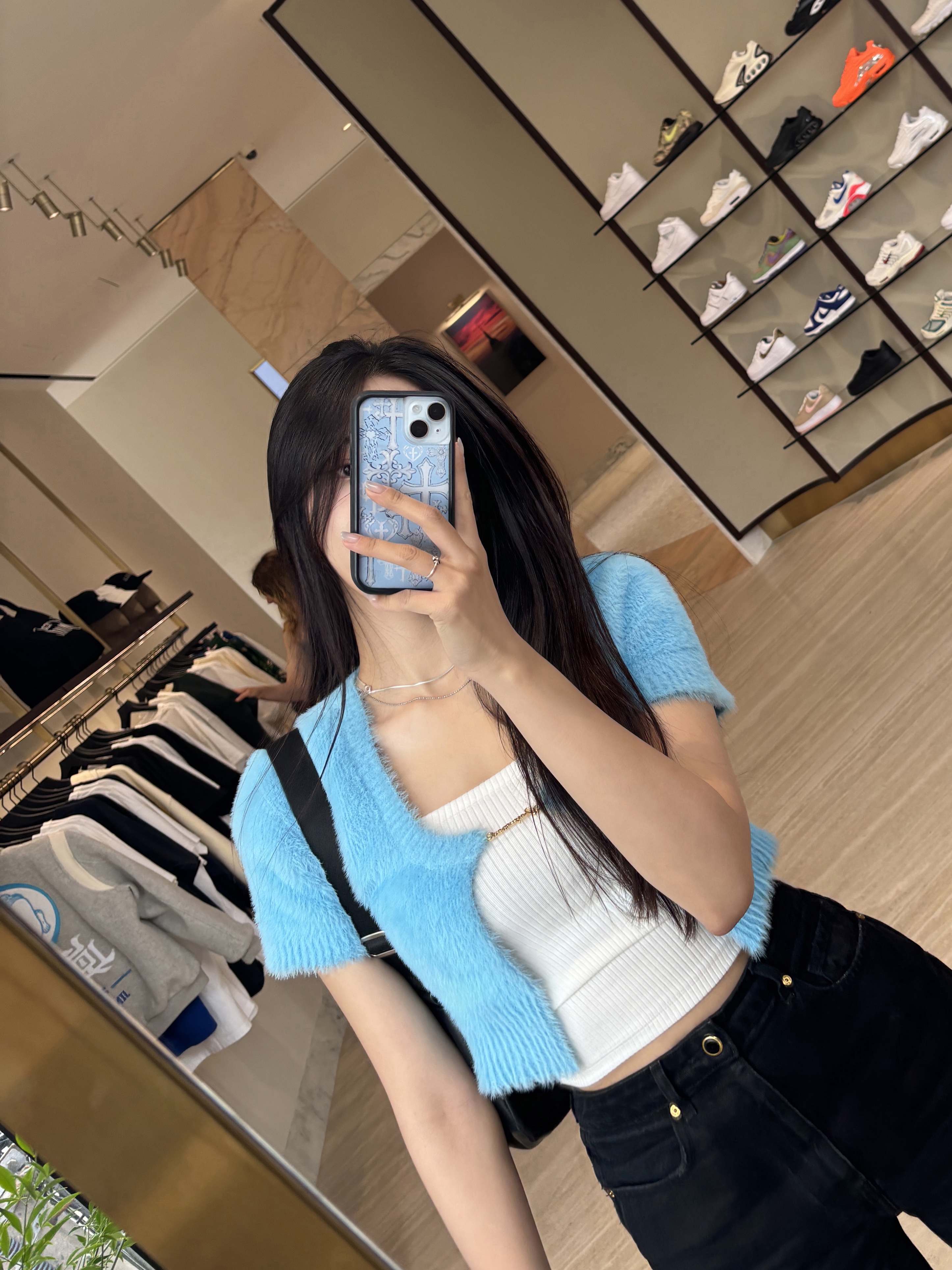 (W) Jacquemus La Maille Neve Fluffy Charm Logo Cardigan Light Blue 착용 스타일