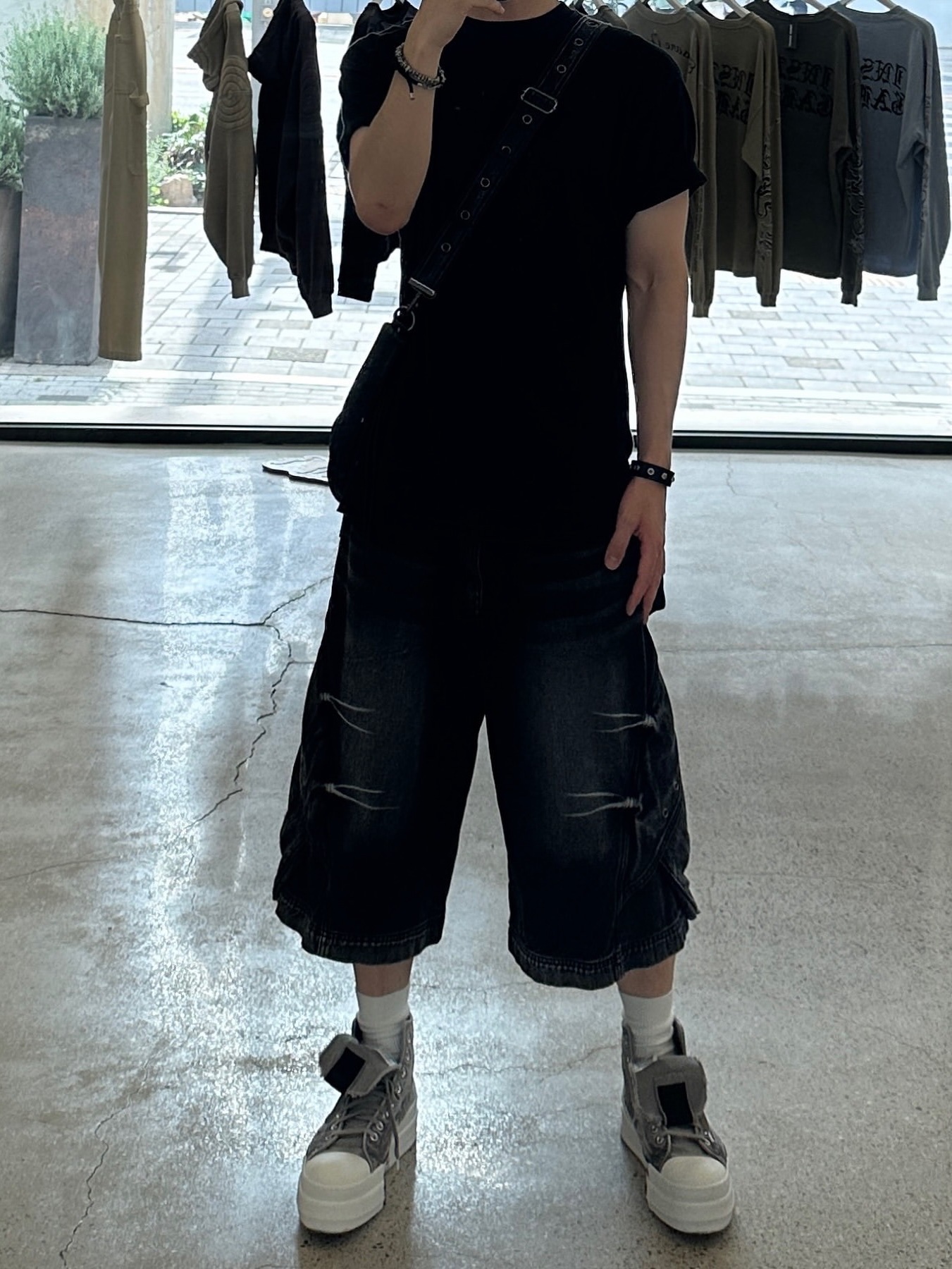 BLR Curved Cover Cargo Bermuda Washing Denim Pants Black, Converse x Drkshdw DBL Drkstar Overdye Chuck 70 Hi Concrete 착용 스타일