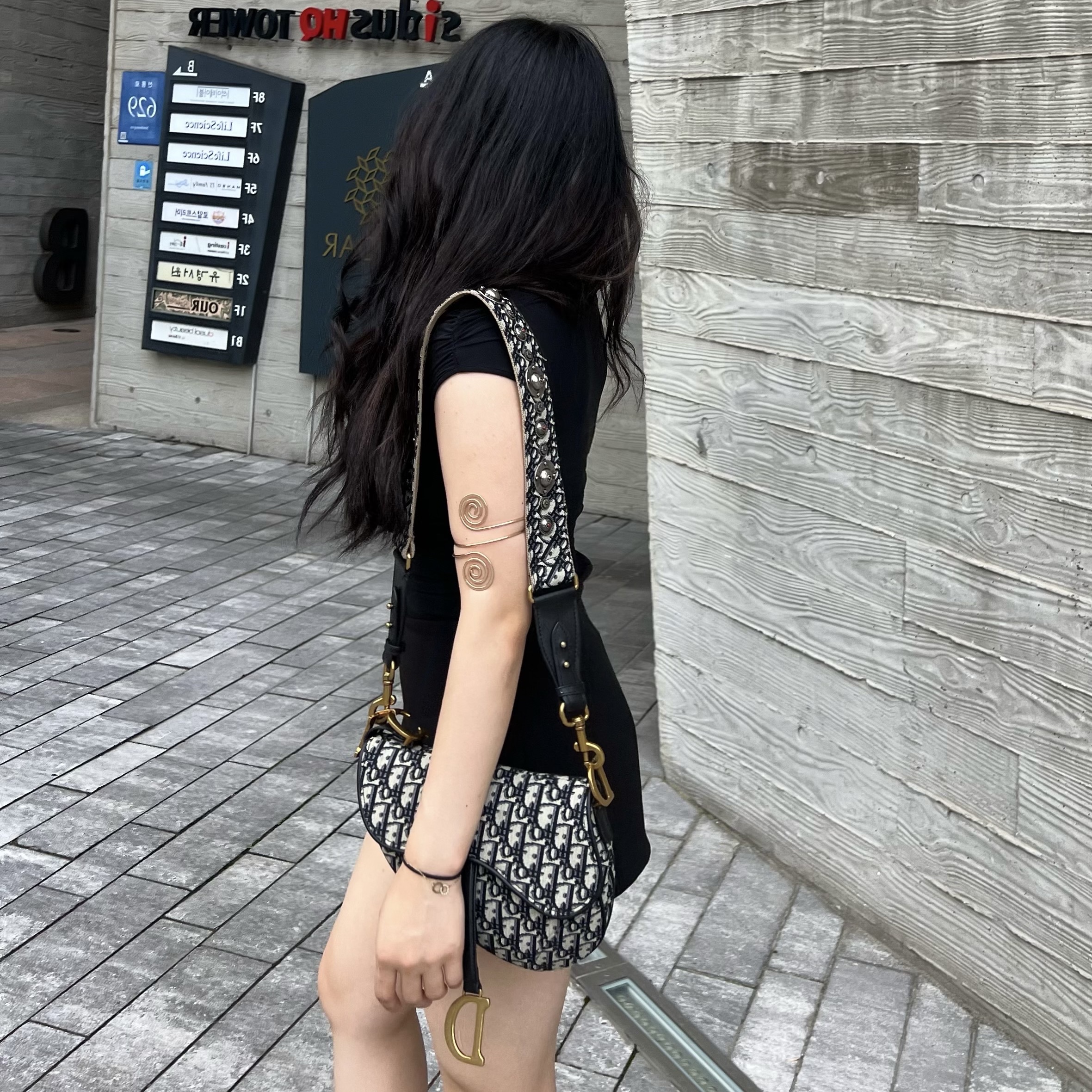 Dior Saddle Bag Strap Blue Dior Oblique Jacquard, (W) Dr. Martens Jadon Max Boots Black 착용 스타일 - 1