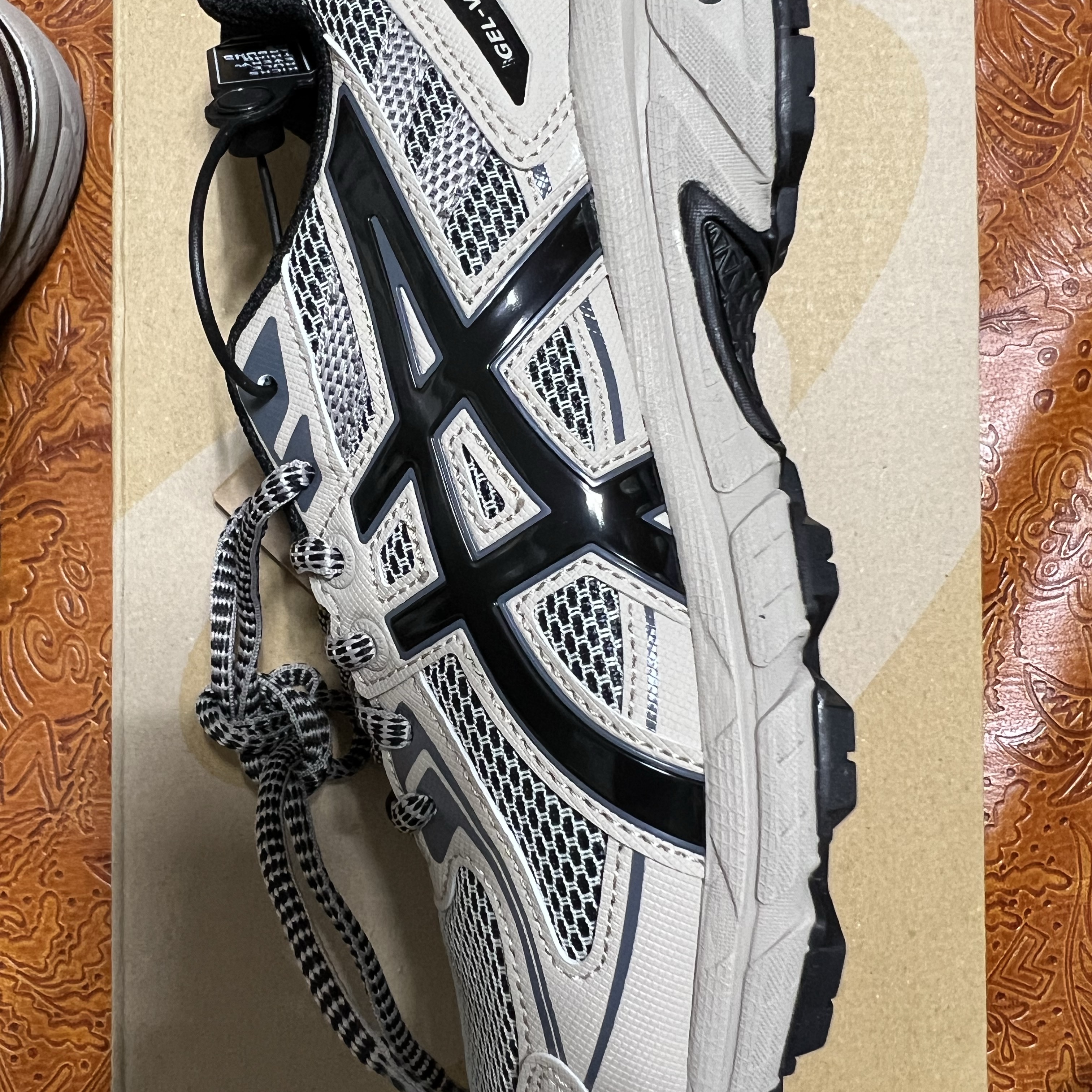 Asics Gel-Venture 6 Feather Grey Black 착용 스타일 - 1