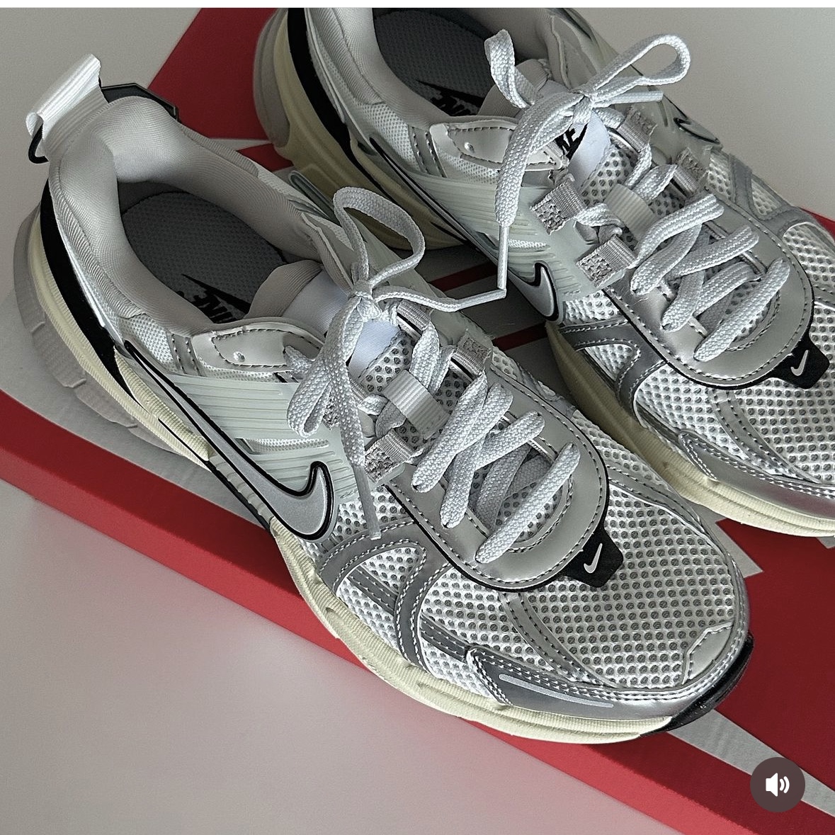 Nike V2K Run Summit White Metallic Silver 착용 스타일 - 4