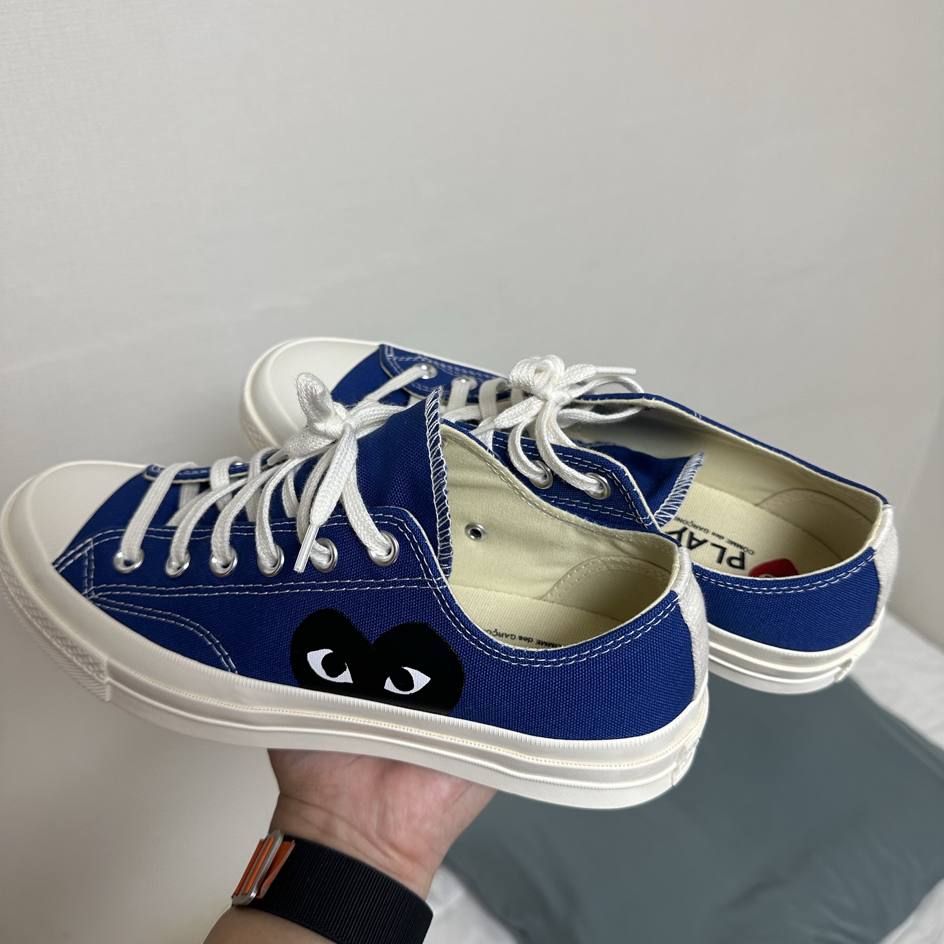 Converse x Play Comme des Garcons Chuck 70 Ox Blue Quartz 착용 스타일 - 2