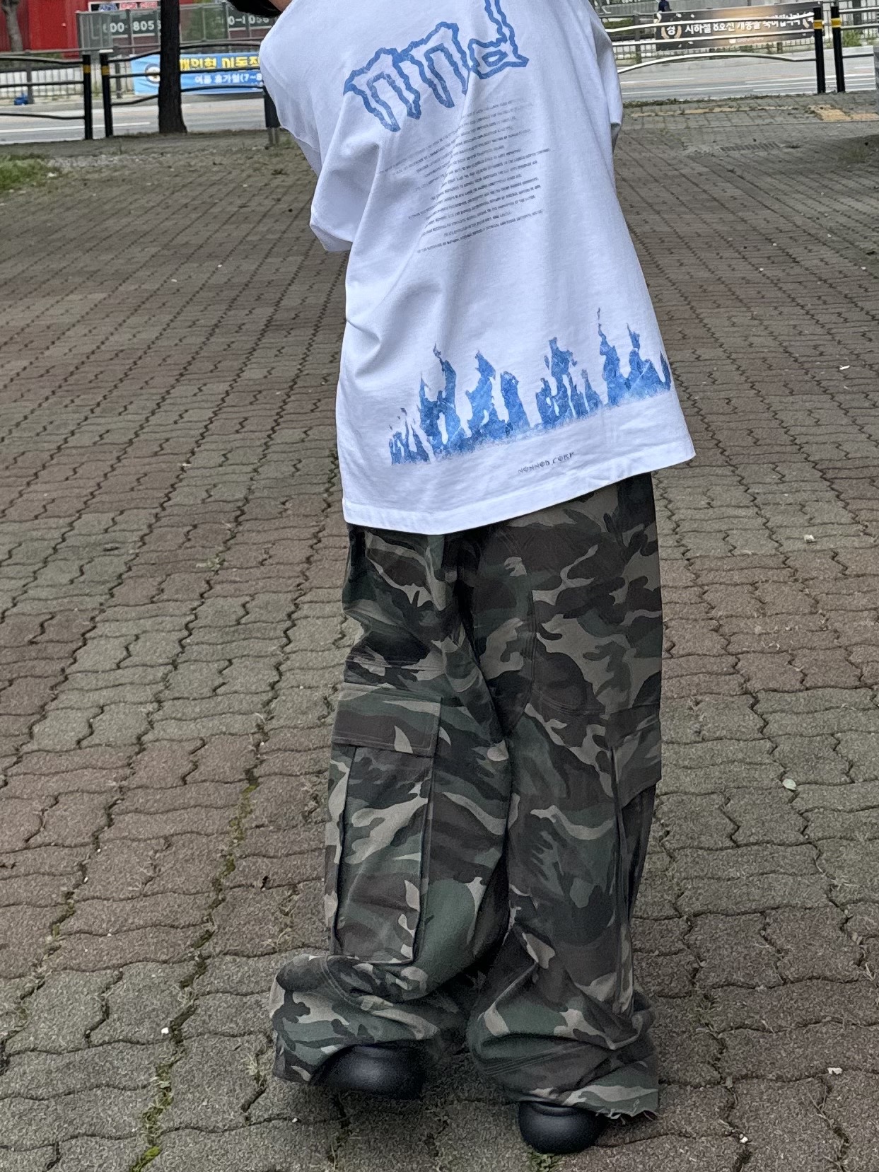 Undermycar Mu.51 Anti Fxxking Logo Play Big Cargo Camo Pants Camo Khaki, Nonnod Soft Drink T-Shirt Dirty White 착용 스타일 - 2