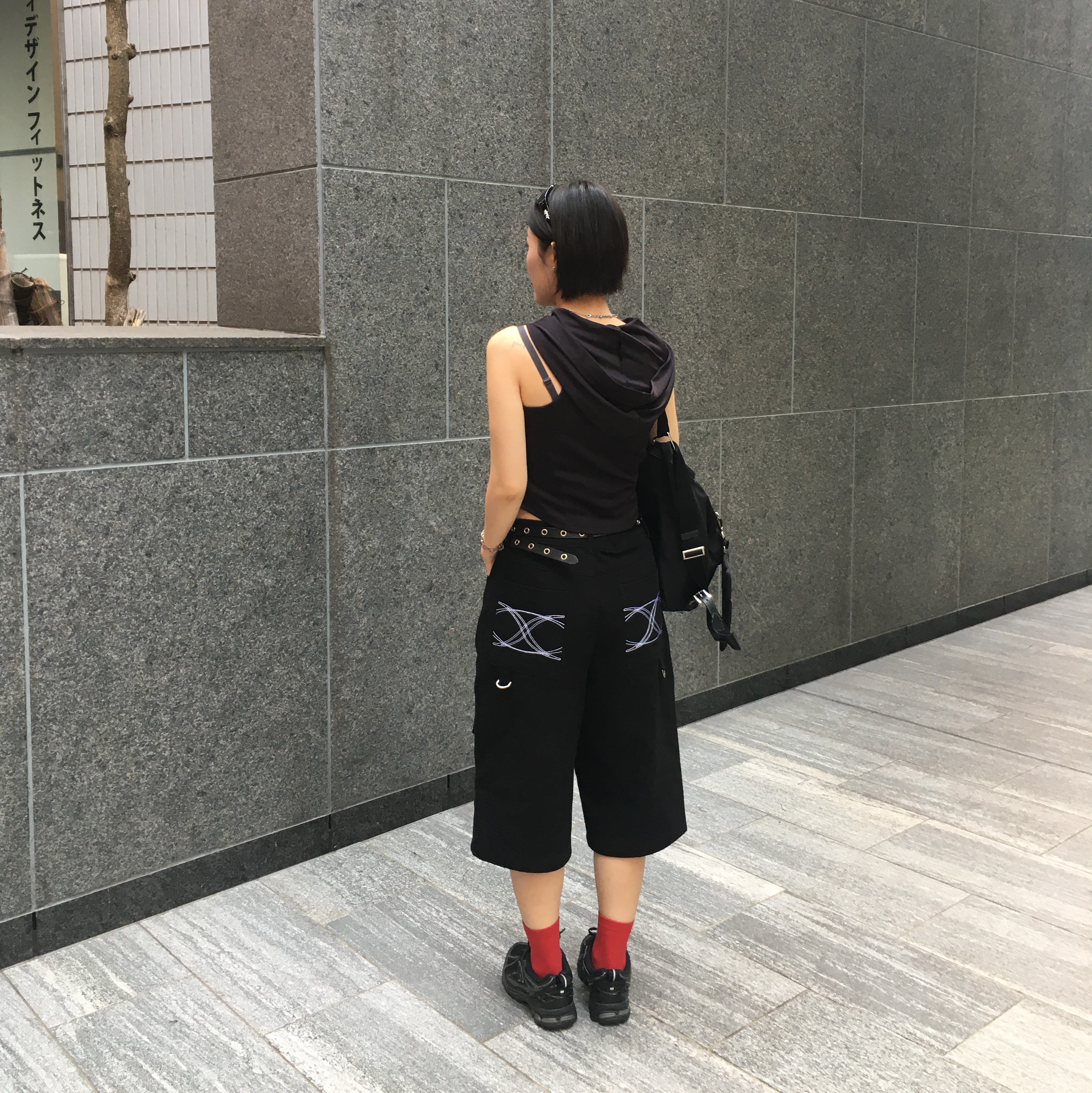 New Balance 1906R Black Silver Metallic, Gentle Monster x Jennie Jentle Salon Donut Bun 01 Black Gray 착용 스타일 - 1