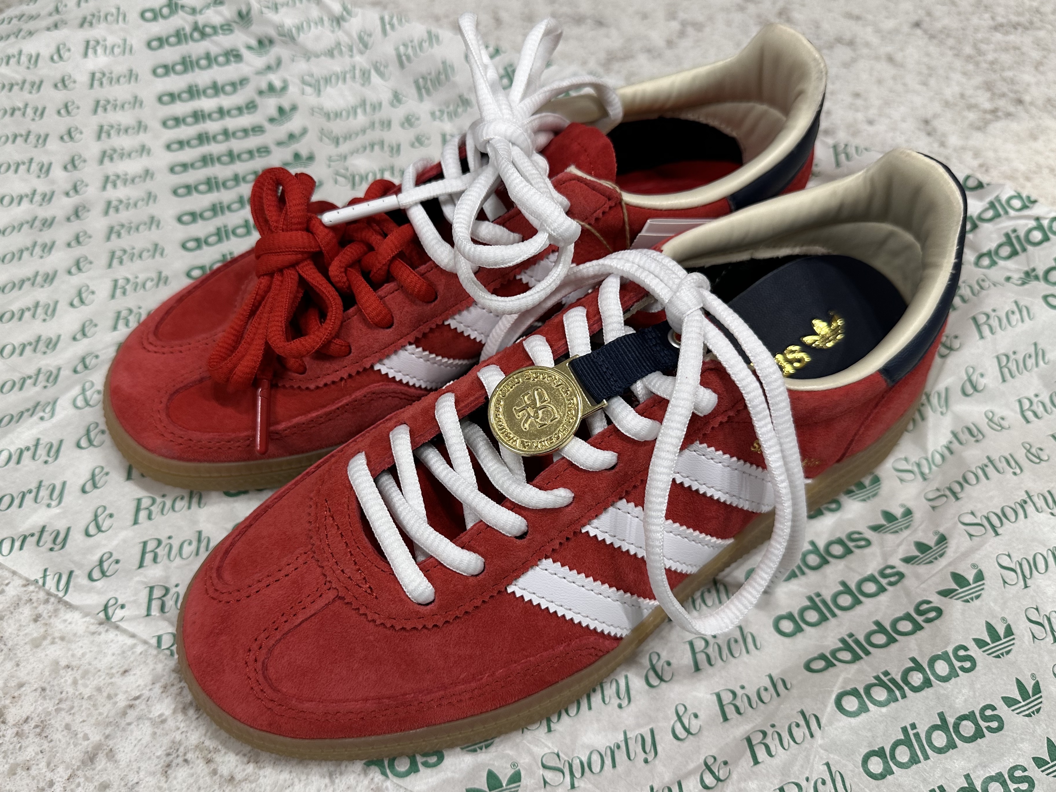 Adidas x Sporty & Rich Spezial Handball Collegiate Red Night Indigo 착용 스타일 - 1