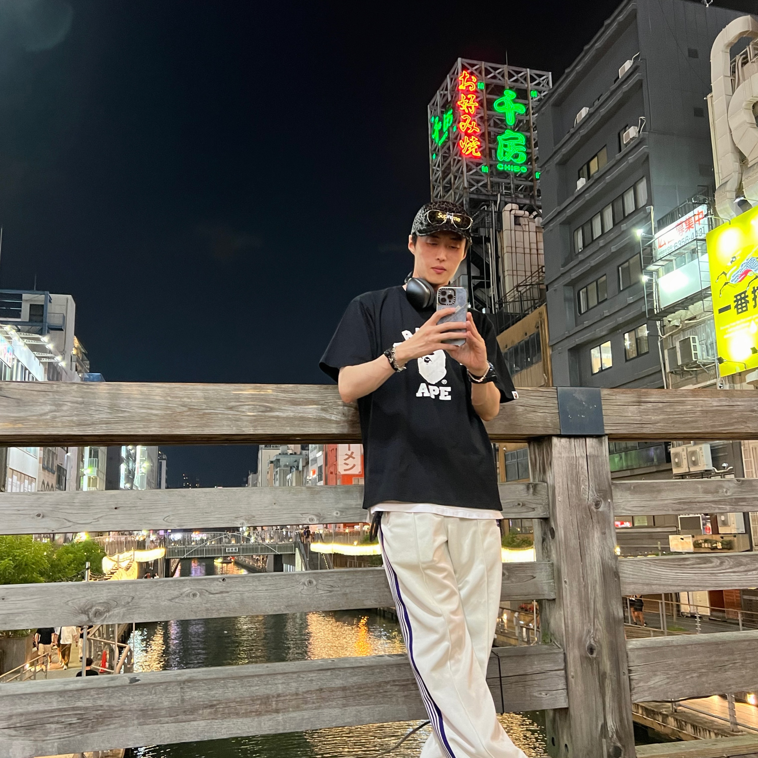 BAPE Hexagram College T-Shirt Black, Supreme Leopard Velvet Camp Cap Black - 24SS 착용 스타일
