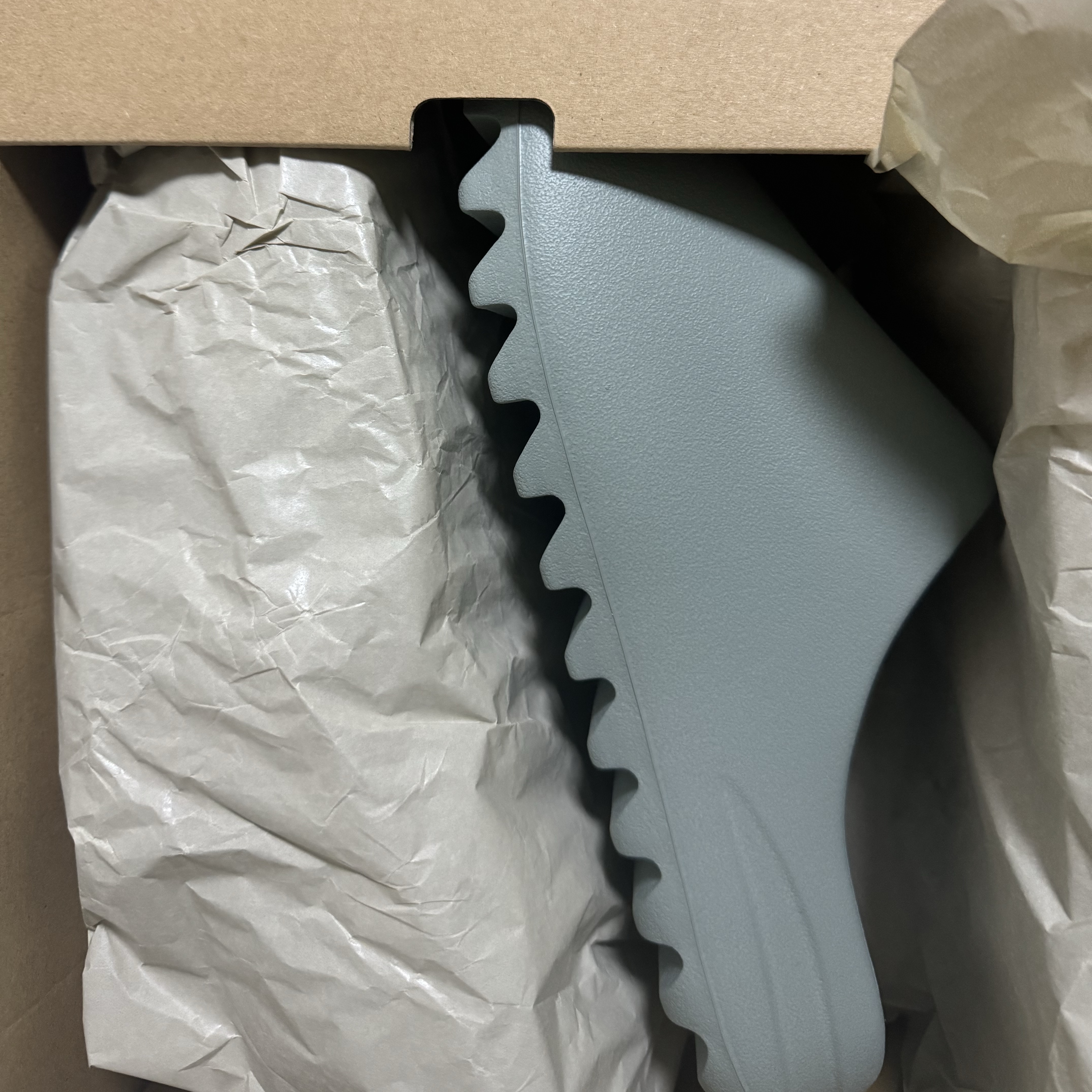 Adidas Yeezy Slide Salt 착용 스타일