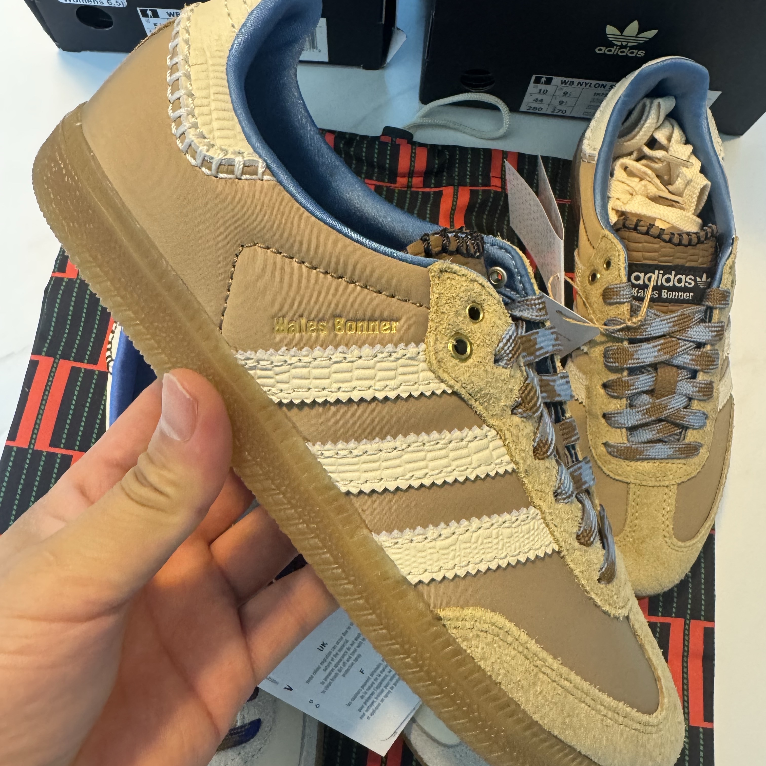 Adidas x Wales Bonner Samba Supplier Colour Wonder White, Adidas x Wales Bonner Samba Wonder Clay Royal Blue 착용 스타일 - 4
