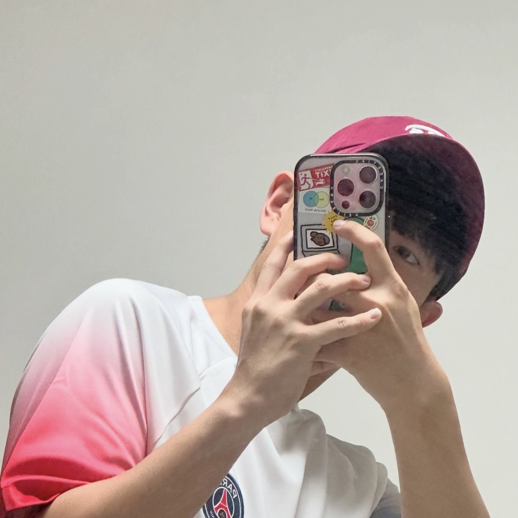 Emis New Logo Emis Cap Burgundy 착용 스타일
