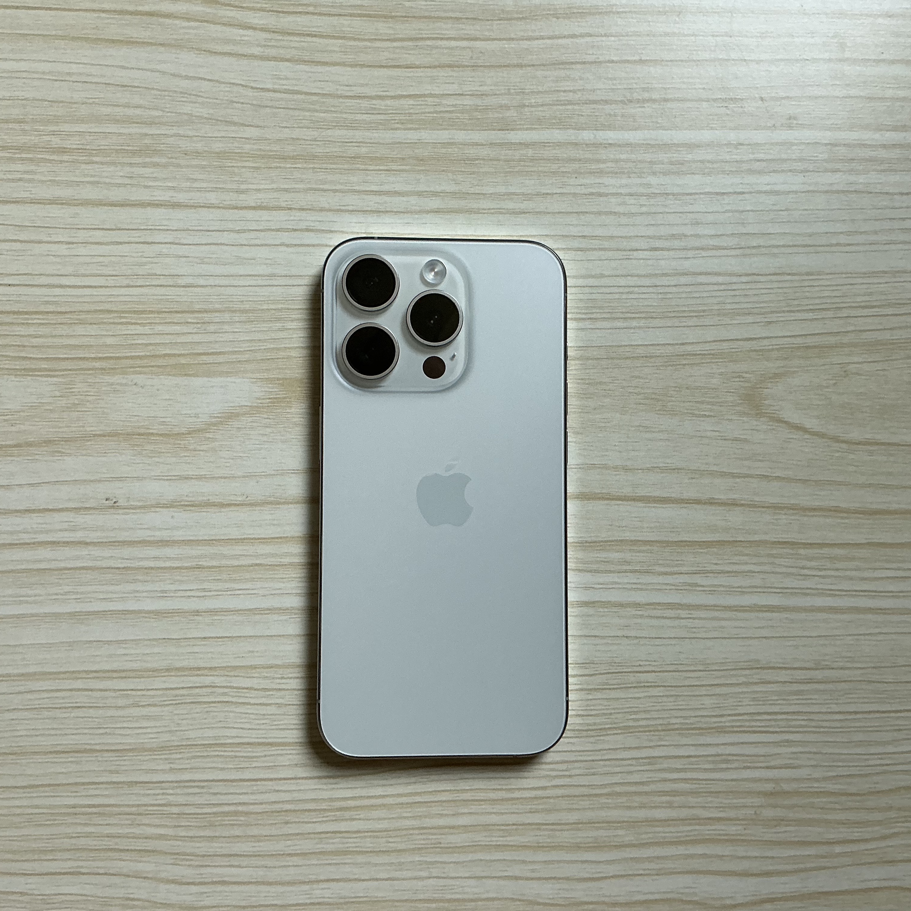 Apple iPhone 15 Pro 128GB White Titanium (Korean Ver.) 착용 스타일 - 3