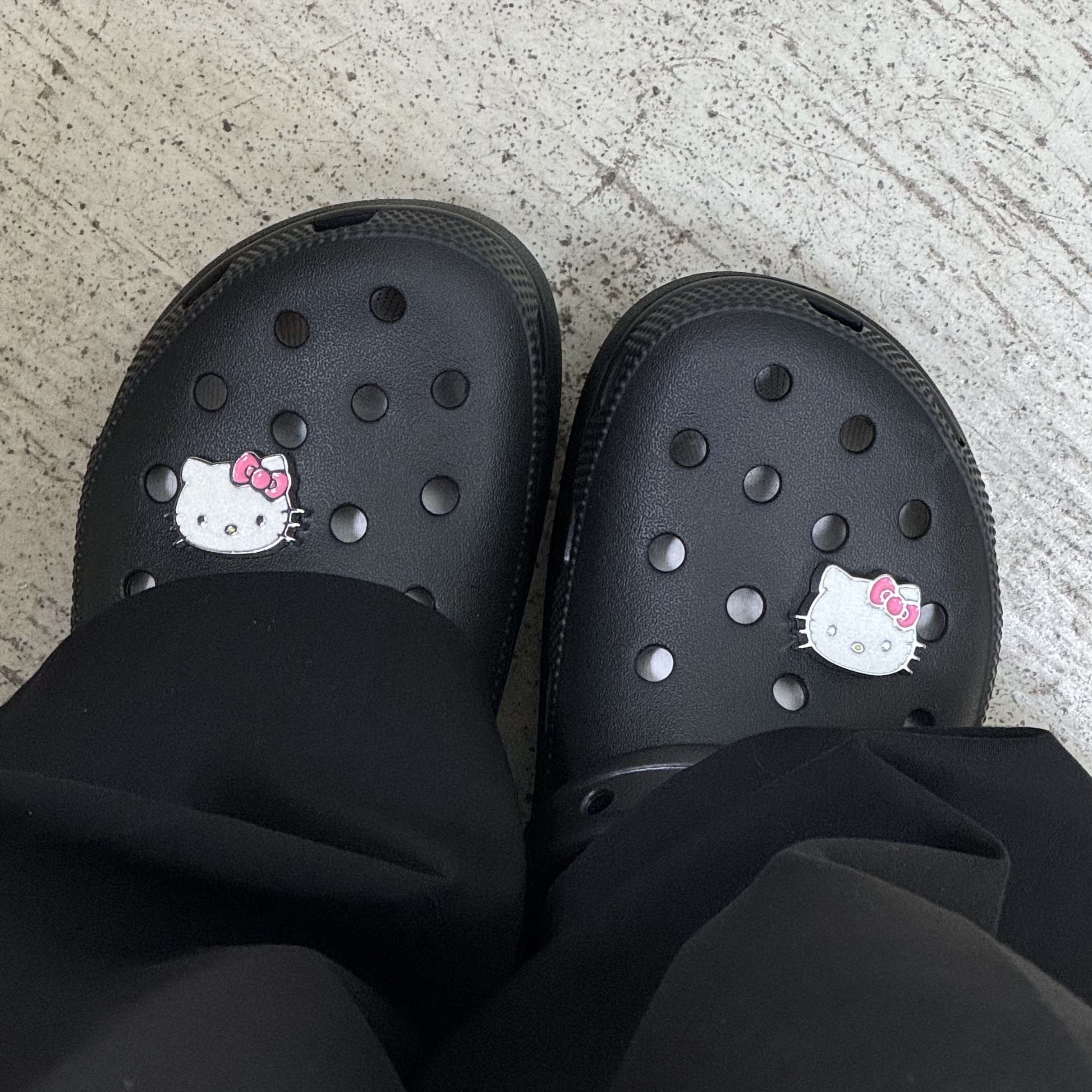 (W) Crocs Classic Platform Clog Black 착용 스타일 - 1