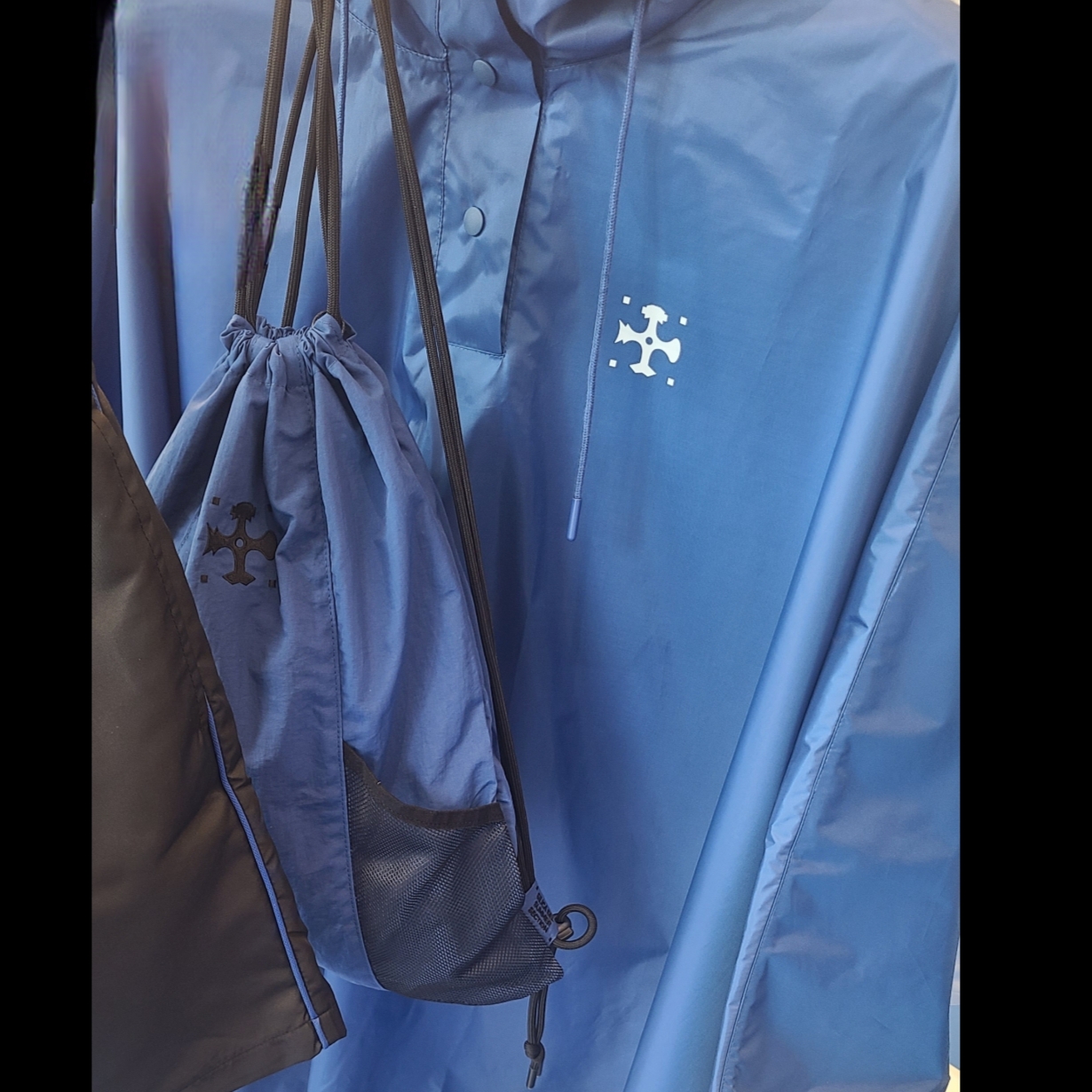 Silica Gel x Beaker SSS Poncho Blue, Silica Gel x Beaker SSS Mesh Pocket Gym Sack Blue 착용 스타일