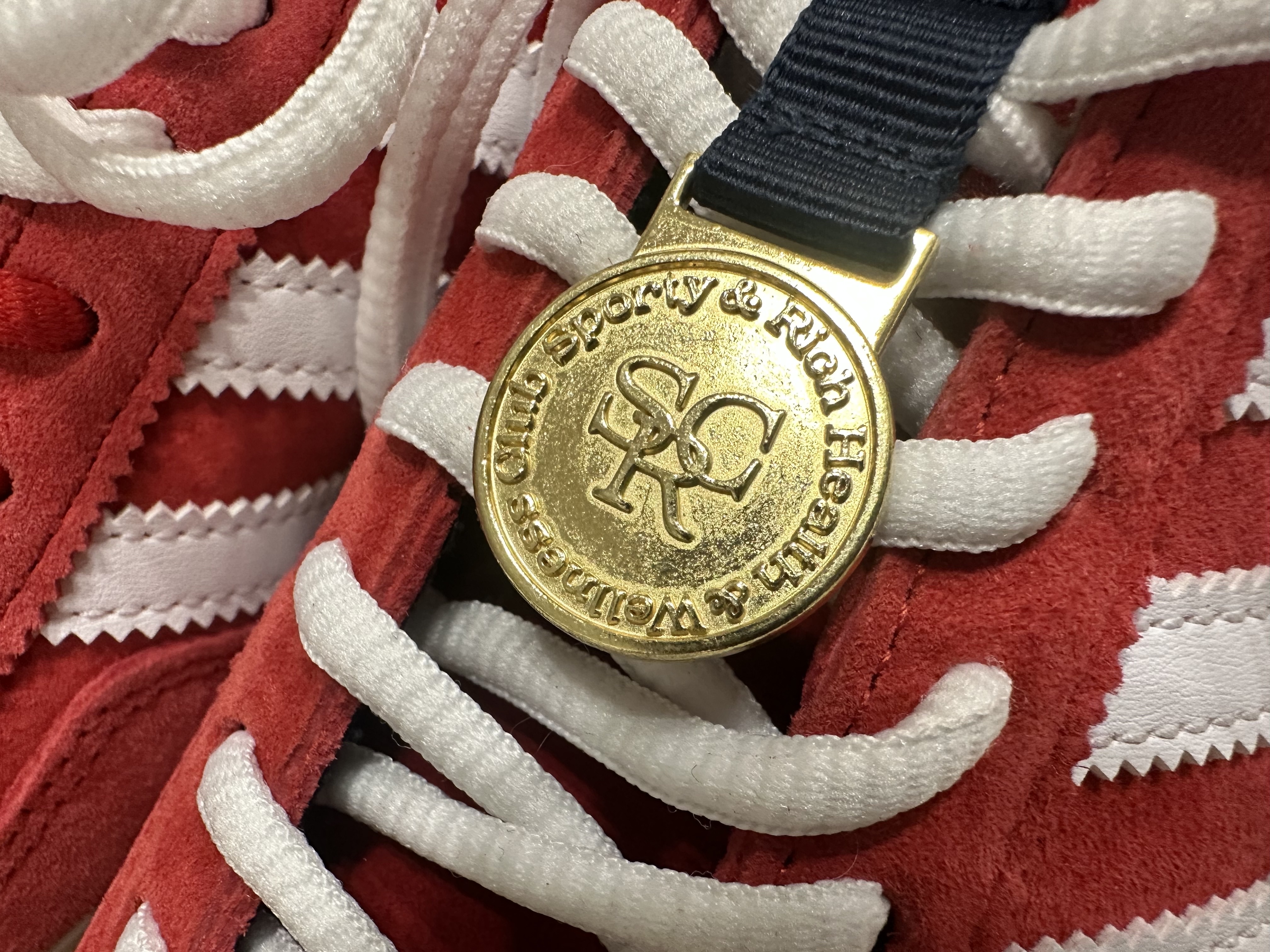 Adidas x Sporty & Rich Spezial Handball Collegiate Red Night Indigo 착용 스타일 - 6