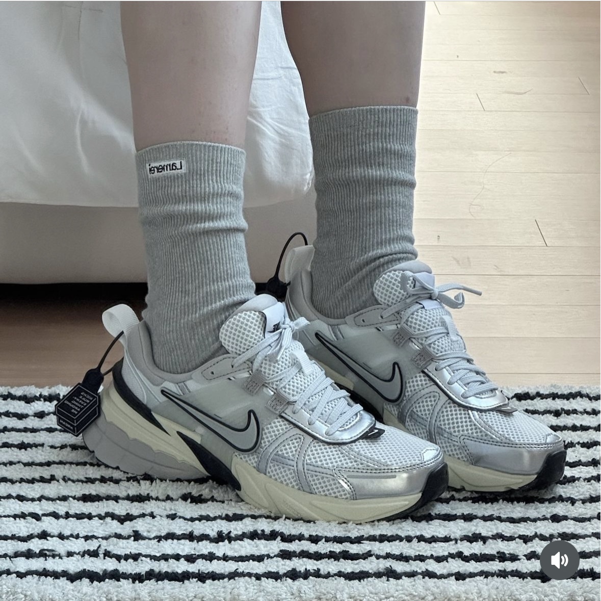 Nike V2K Run Summit White Metallic Silver 착용 스타일 - 7