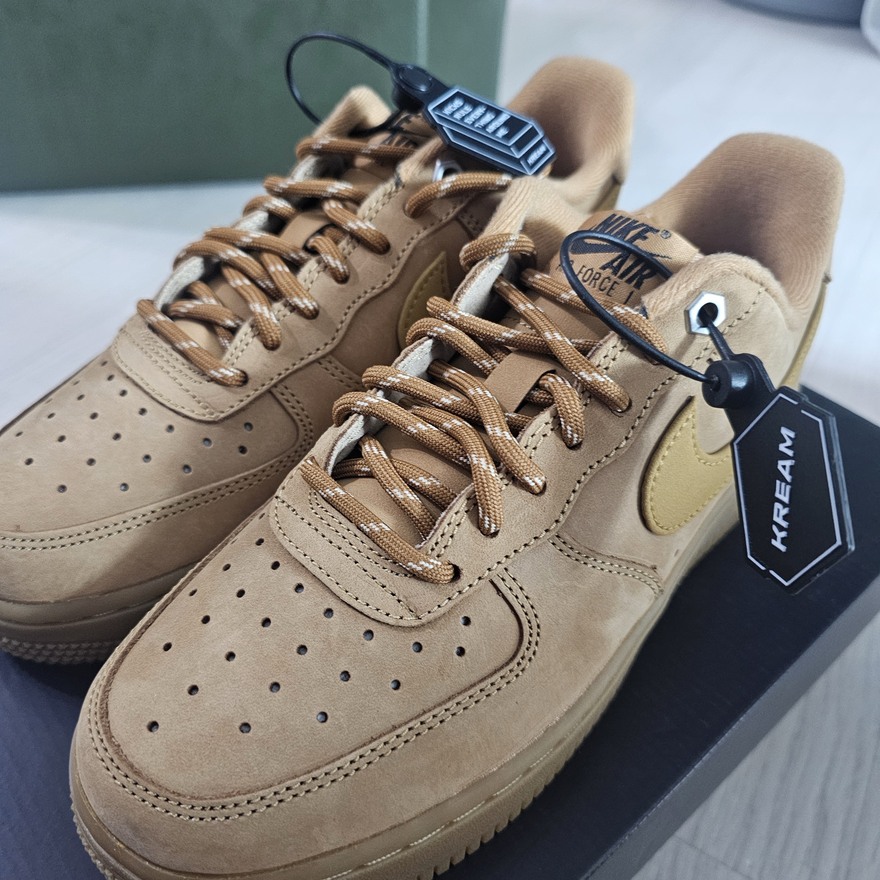 (W) Nike Air Force 1 '07 WB Flax Wheat 착용 스타일 - 1