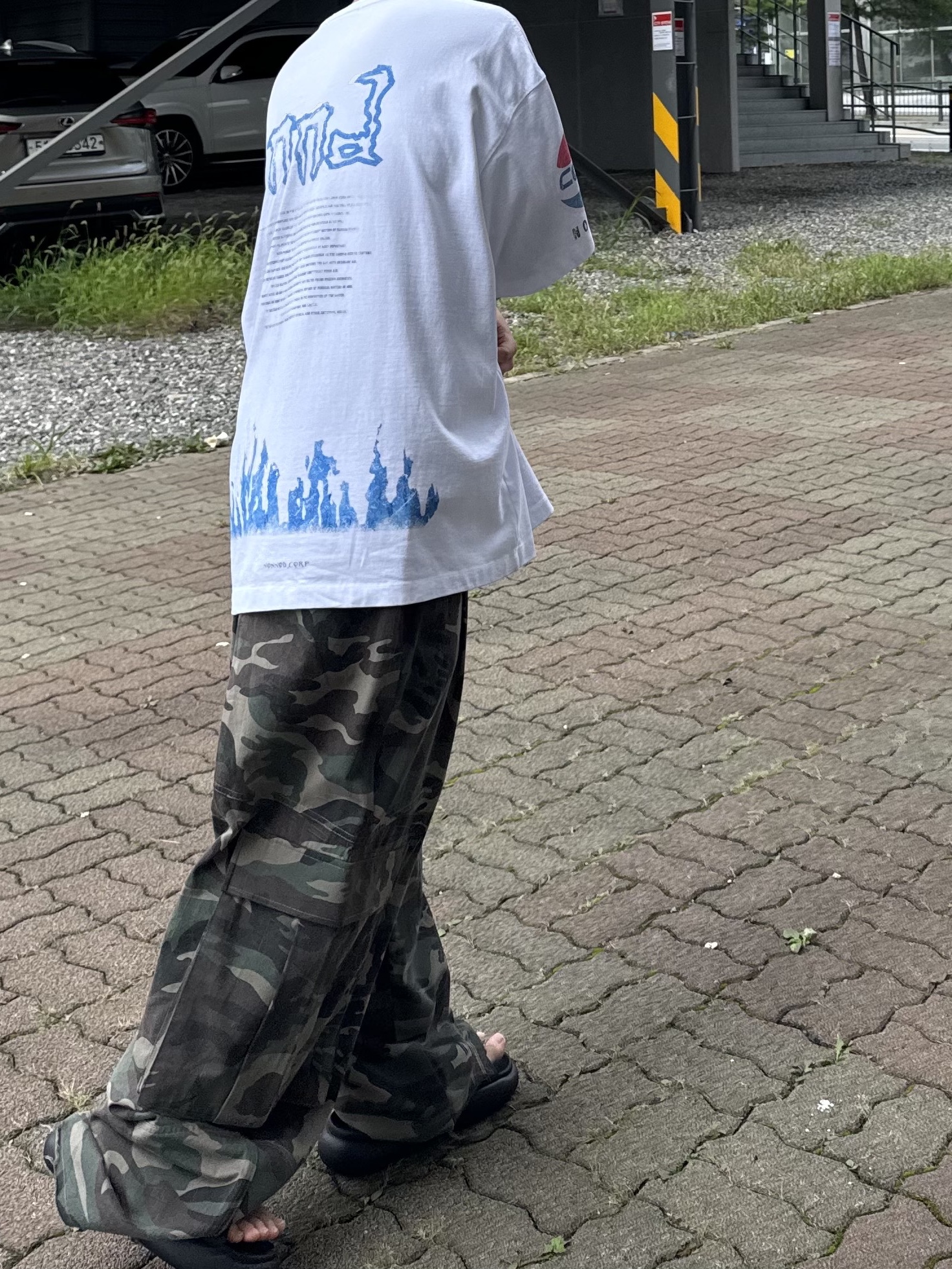 Undermycar Mu.51 Anti Fxxking Logo Play Big Cargo Camo Pants Camo Khaki, Nonnod Soft Drink T-Shirt Dirty White 착용 스타일 - 3