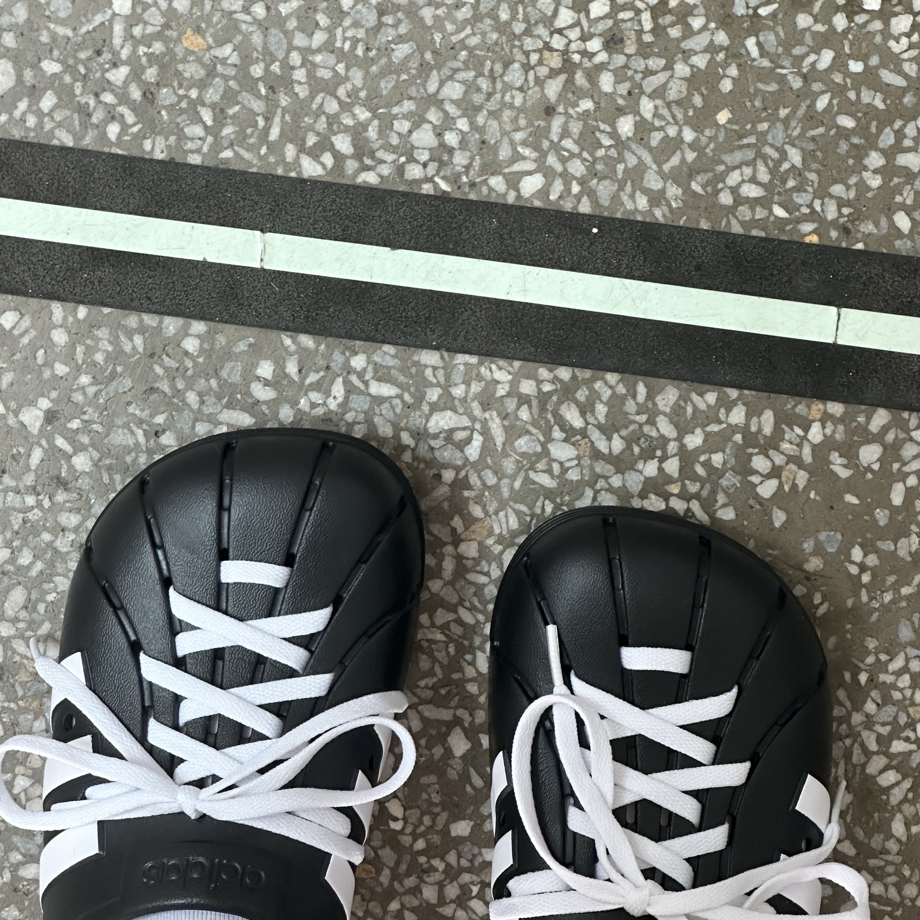 Adidas Adilette Clog Black White 착용 스타일