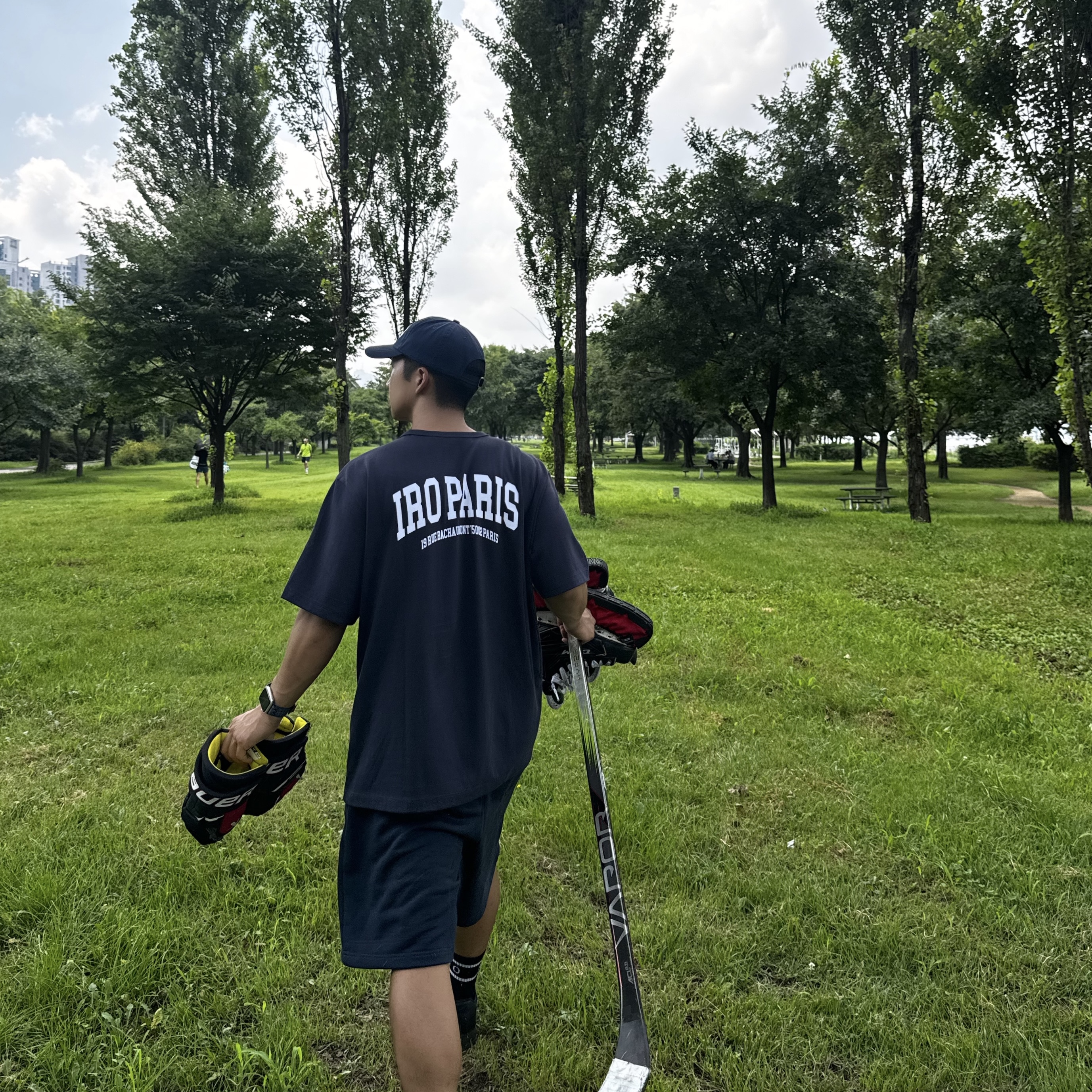 Iro Club De Paris Edition Cotton T-Shirt Navy, Iro Club De Paris Edition Cotton Ball Cap Navy 착용 스타일 - 1