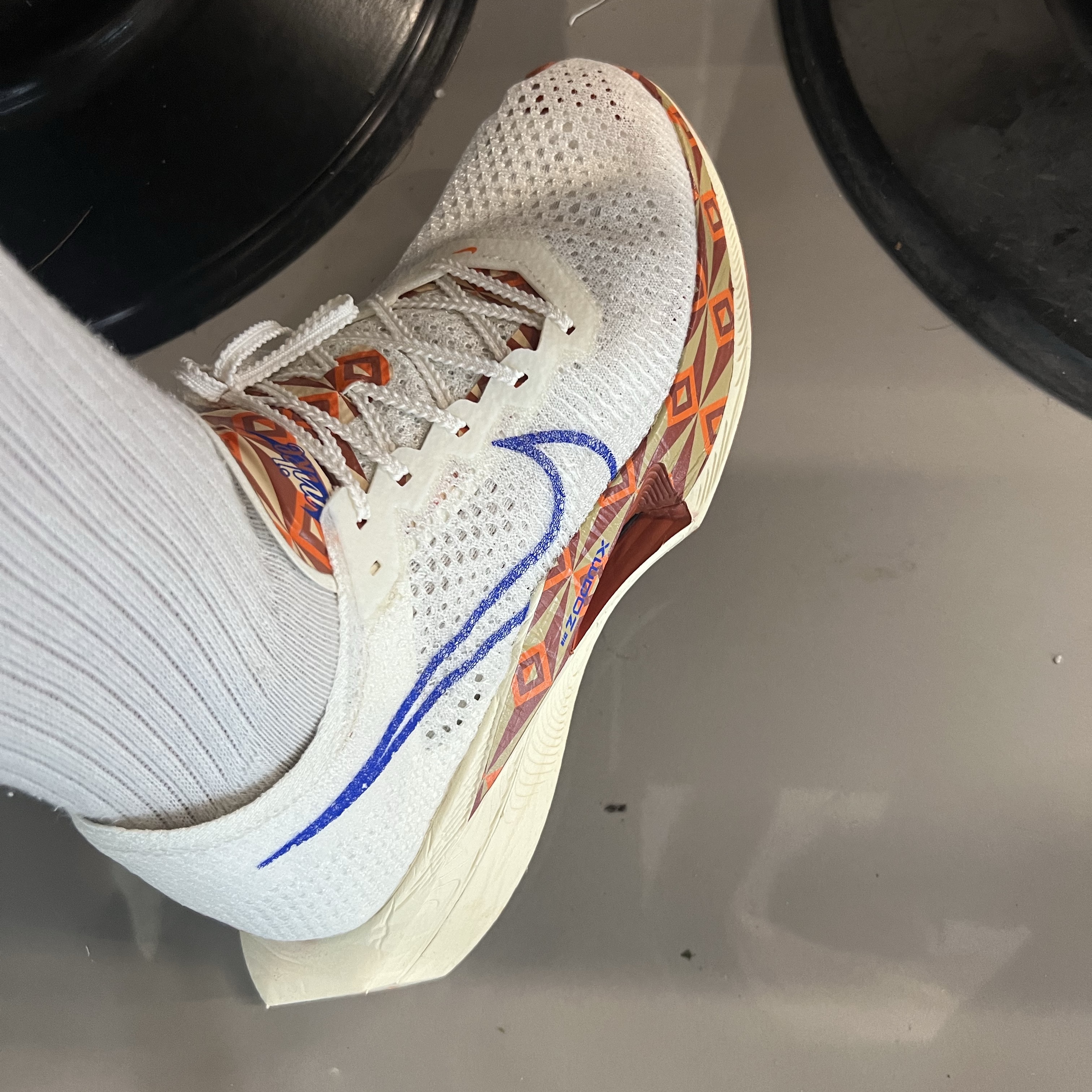 Nike ZoomX Vaporfly Next% 3 PRM Sail Hyper Royal 착용 스타일 - 2