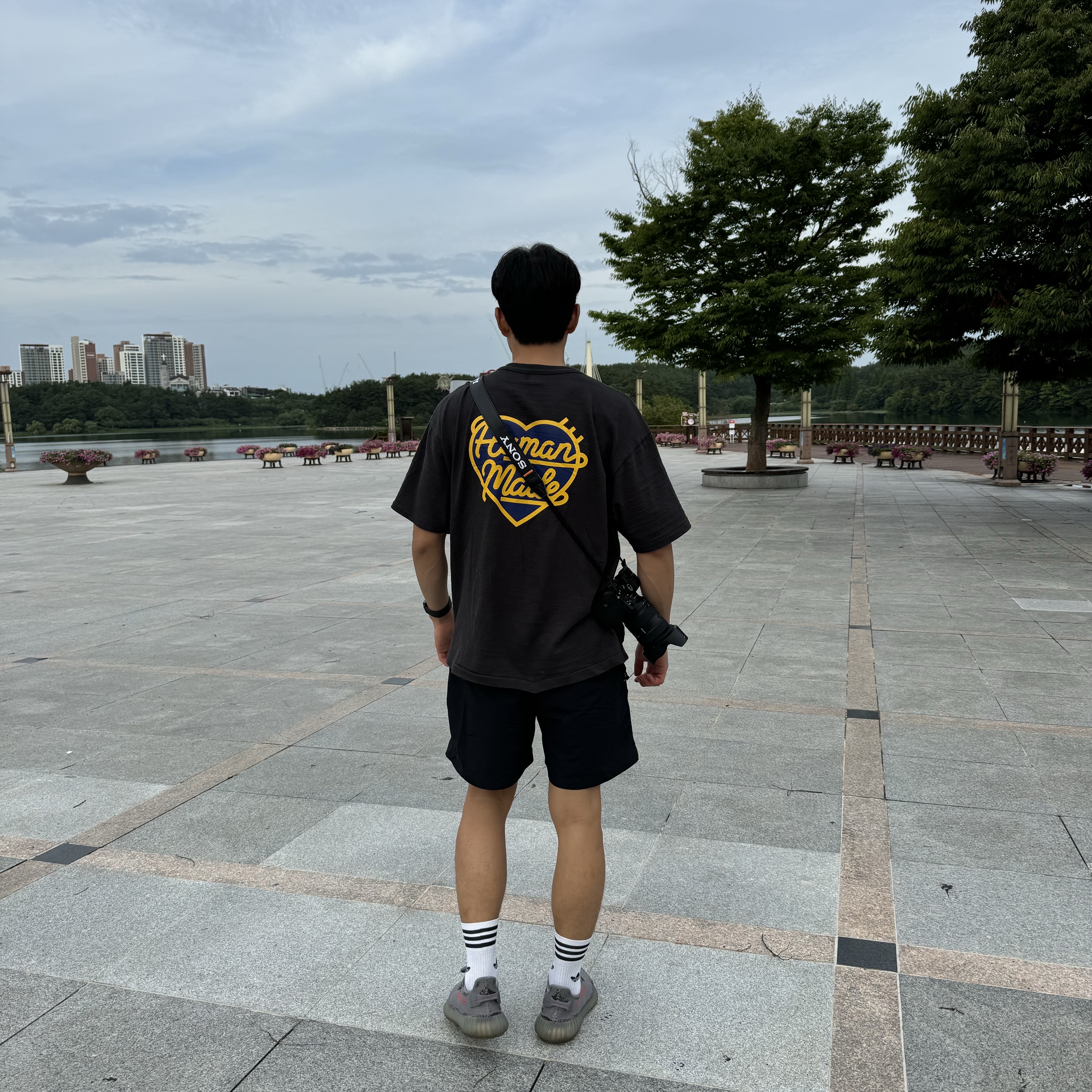 Human Made Heart Badge T-Shirt Black, Adidas Yeezy Boost 350 V2 Beluga 2.0 착용 스타일