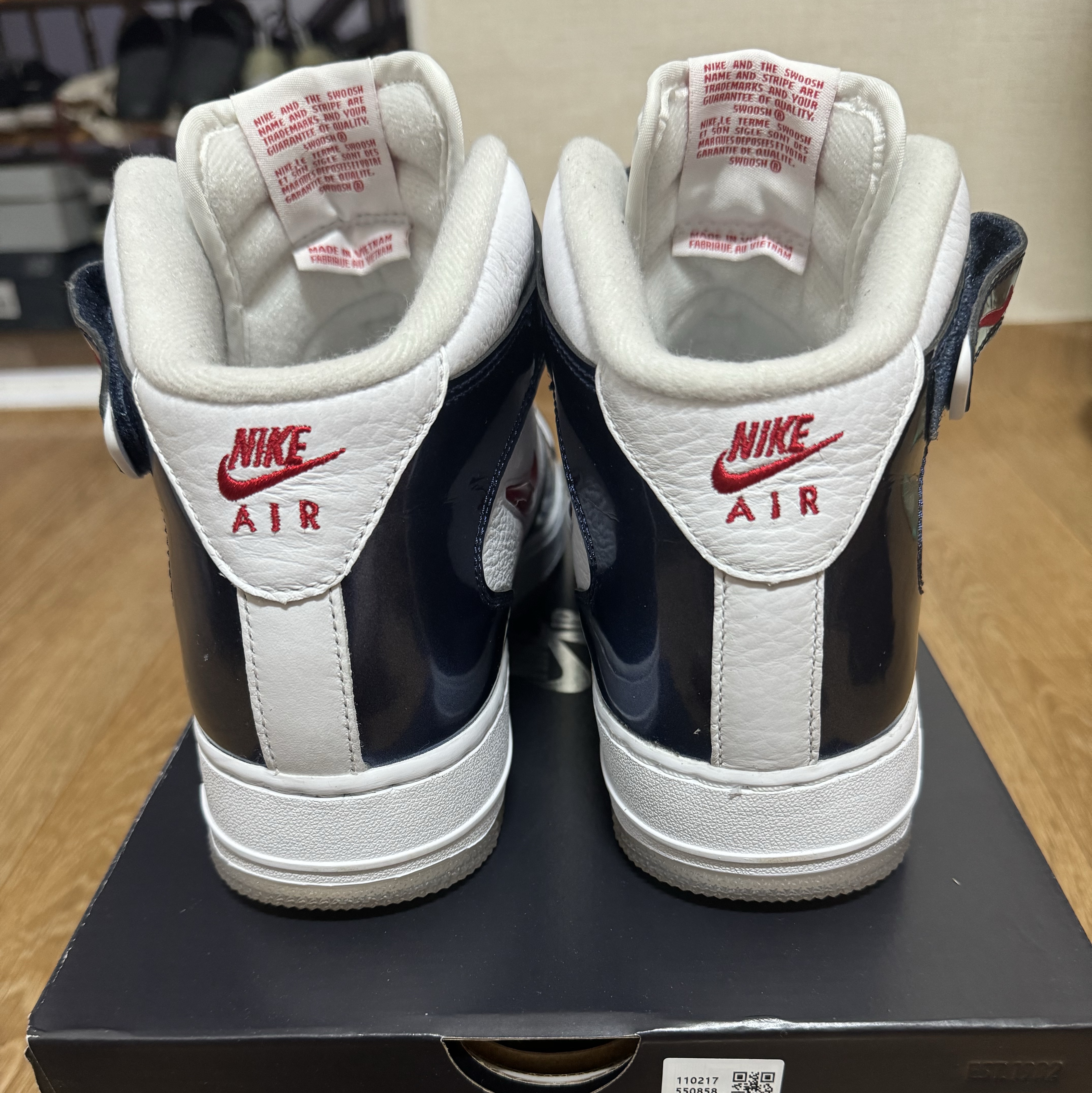 Nike Air Force 1 Mid QS University Red and Midnight Navy 착용 스타일 - 3