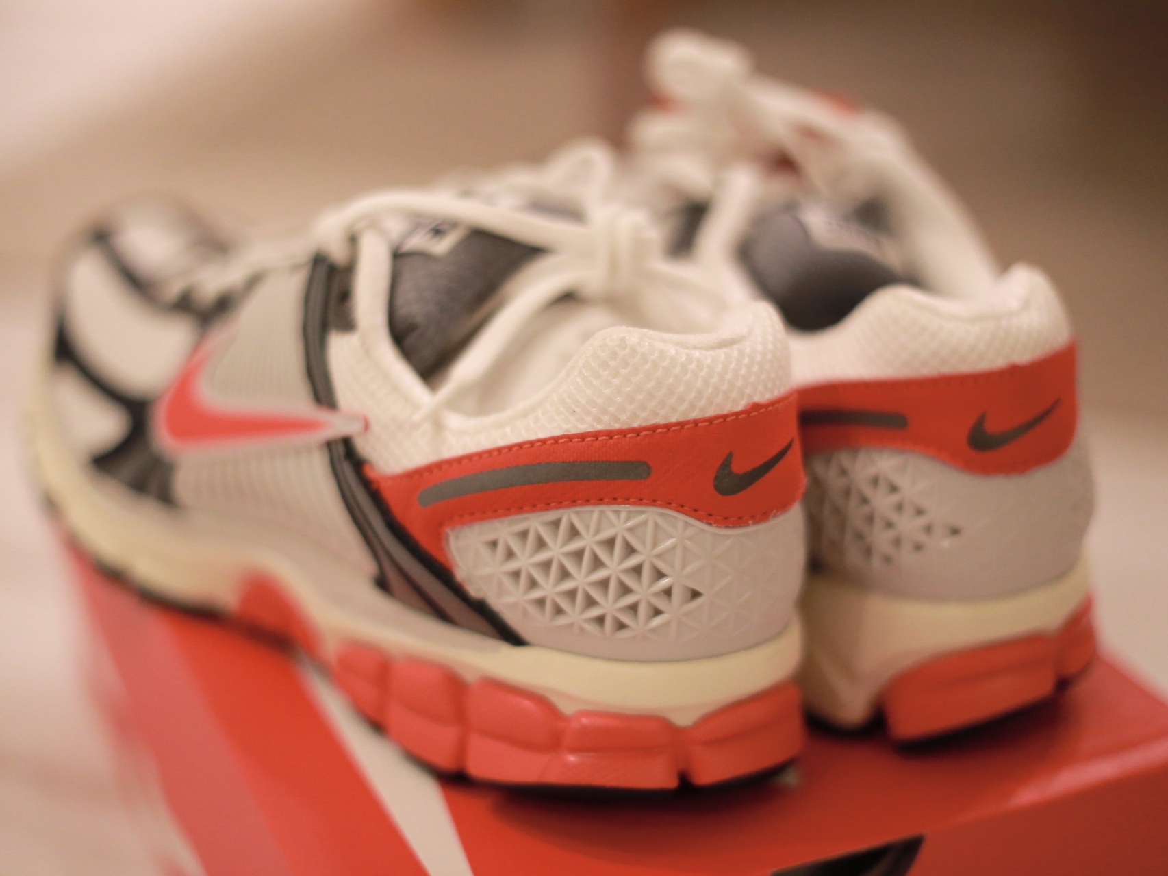Nike Zoom Vomero 5 Photon Dust Picante Red 착용 스타일 - 3