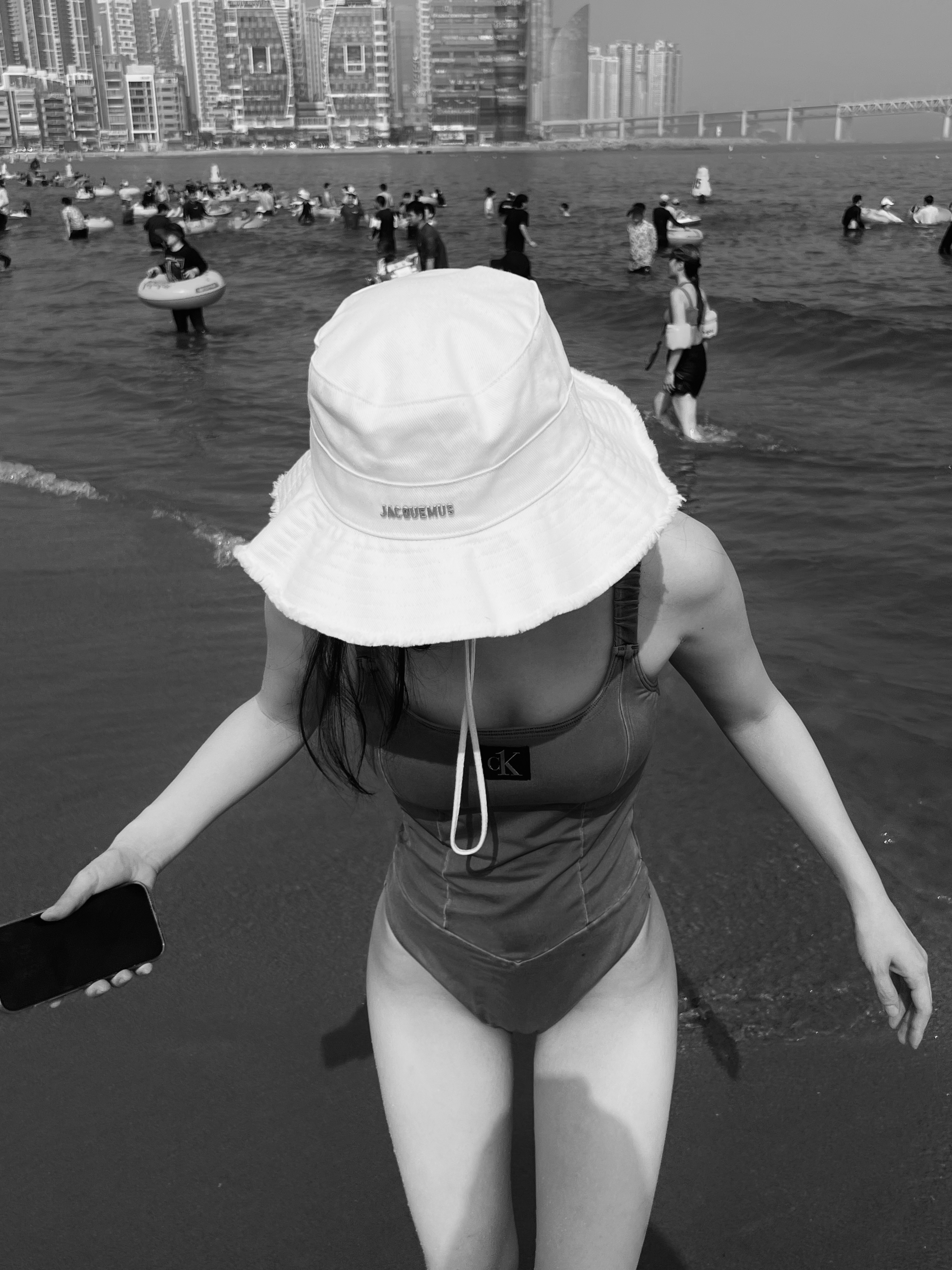 Jacquemus Le Bob Artichaut Bucket Hat Off White 착용 스타일 - 1
