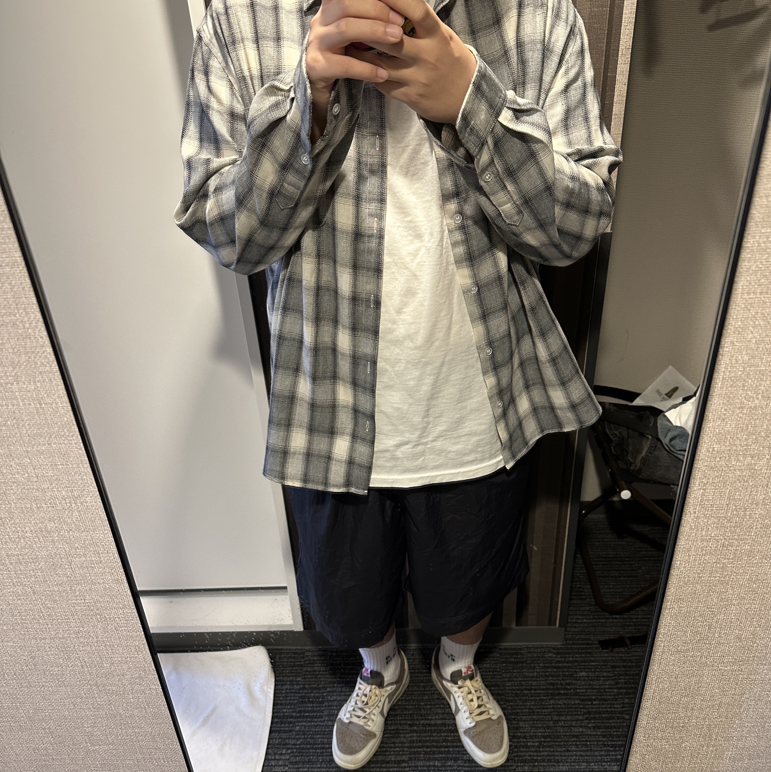 Jordan 1 x Travis Scott Retro Low OG SP Sail and Ridgerock 착용 스타일