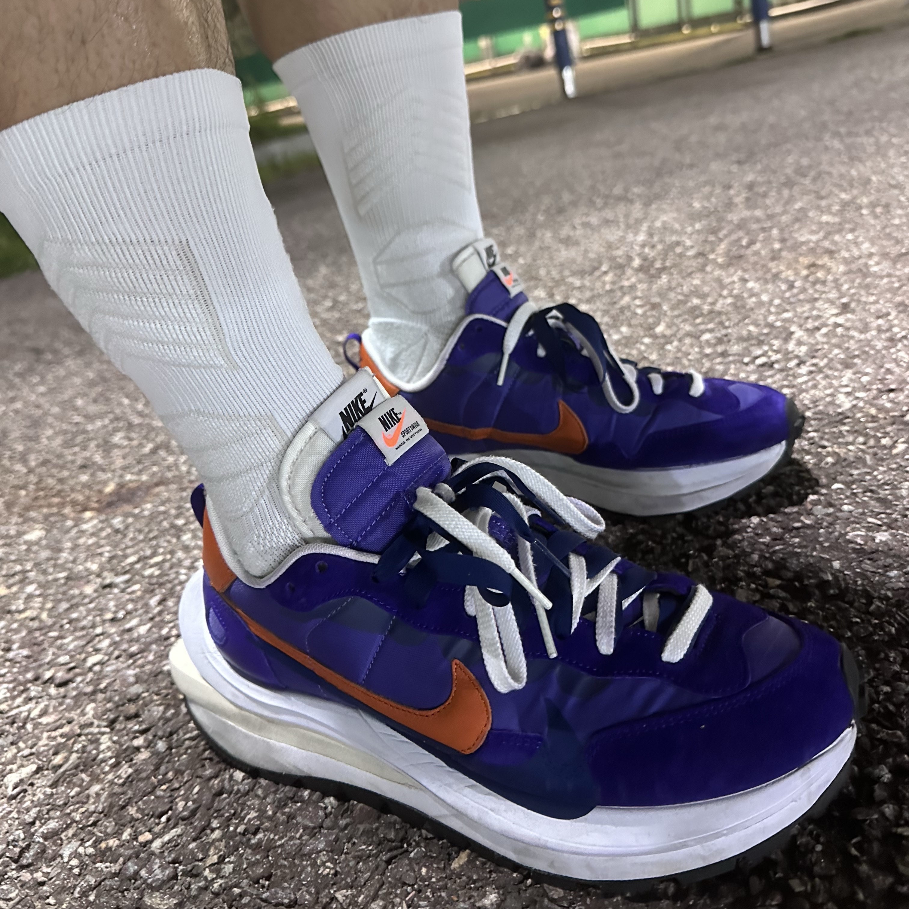 Nike x Sacai VaporWaffle Dark Iris 착용 스타일 - 2