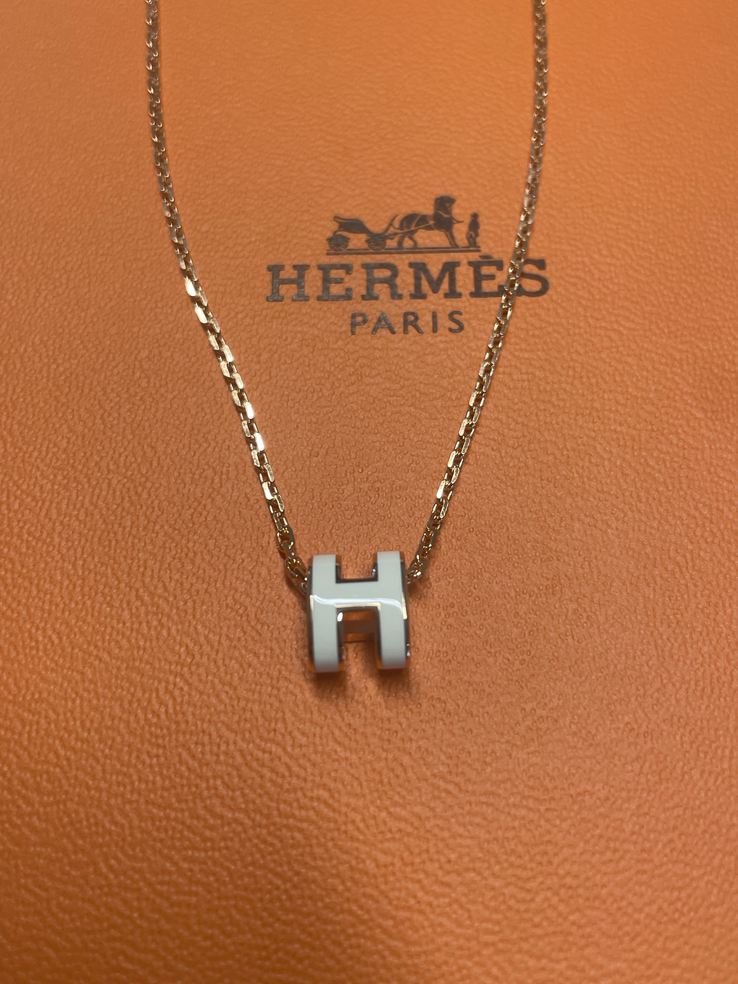 (W) Hermes Mini Pop H Pendant Rose Gold & Blanc 착용 스타일
