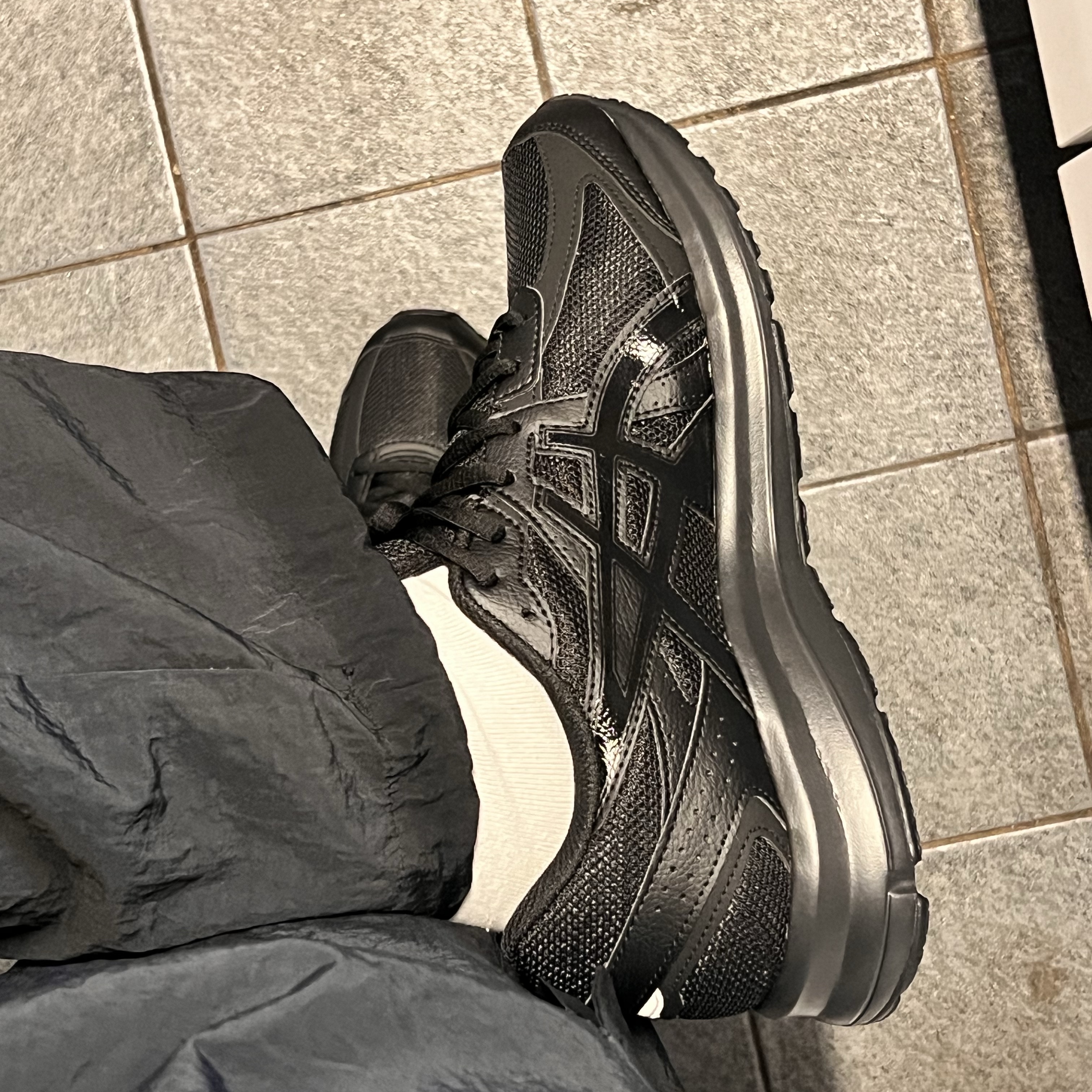 Asics Jog 100 S Black - 2E Wide 착용 스타일 - 2