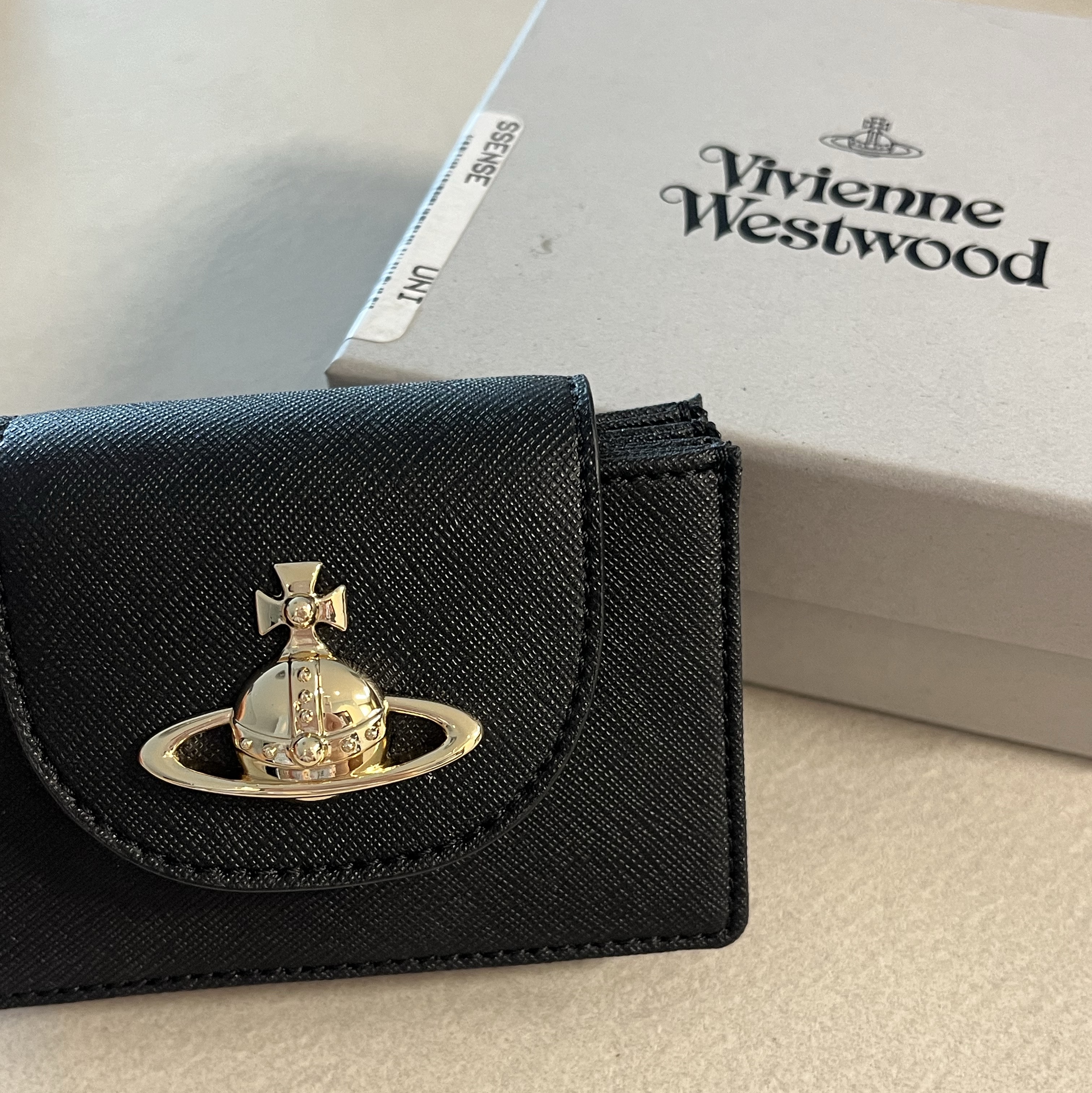 Vivienne Westwood Saffiano Flap Card Holder Black 착용 스타일