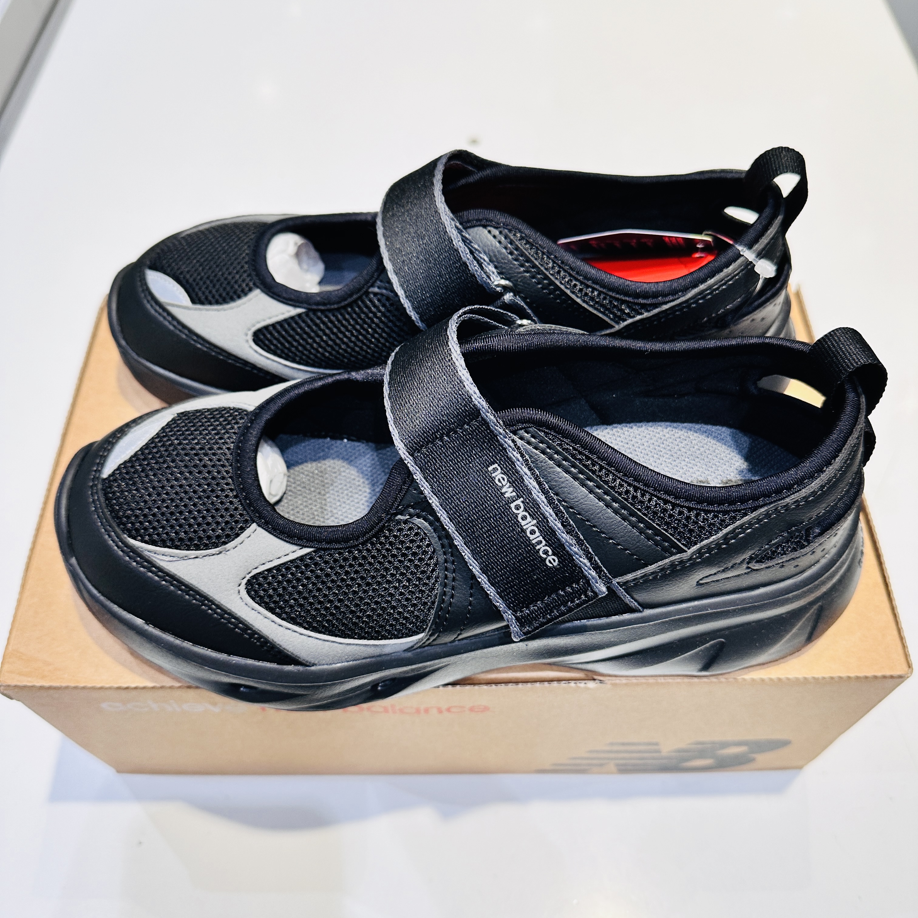 (W) New Balance Breeze SD2202 Black 착용 스타일 - 2