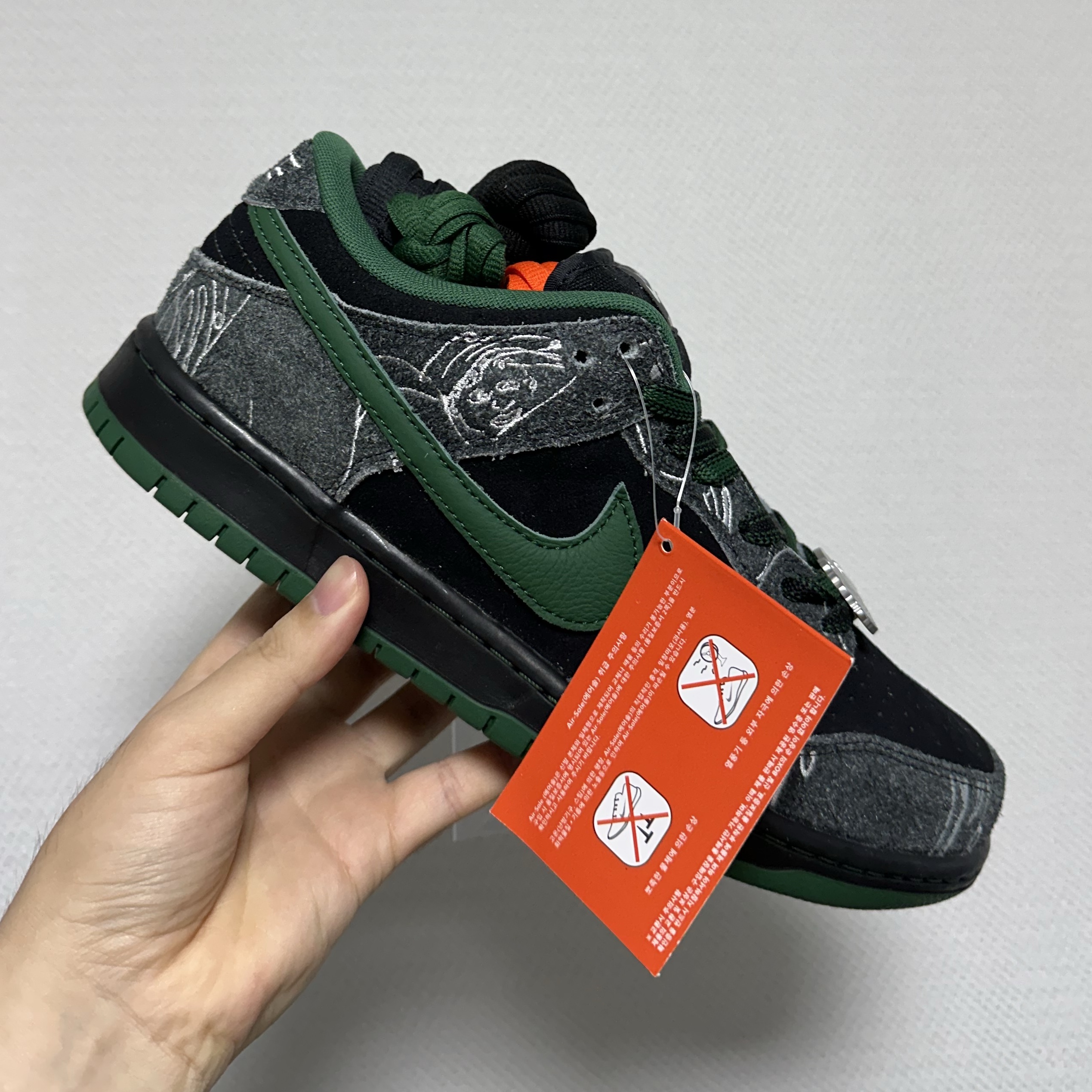 Nike x There SB Dunk Low Pro Anthracite and Gorge Green 착용 스타일
