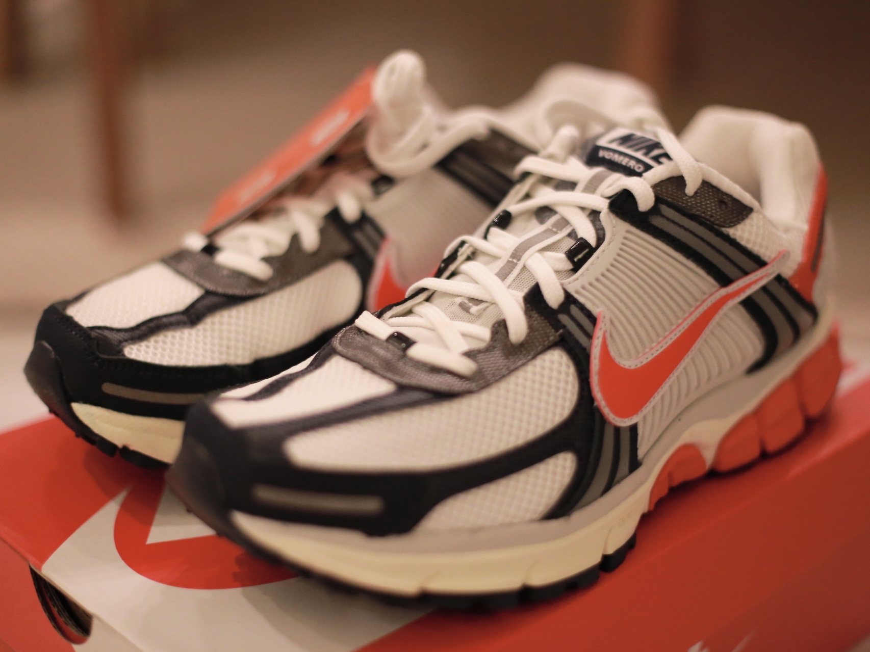 Nike Zoom Vomero 5 Photon Dust Picante Red 착용 스타일 - 2
