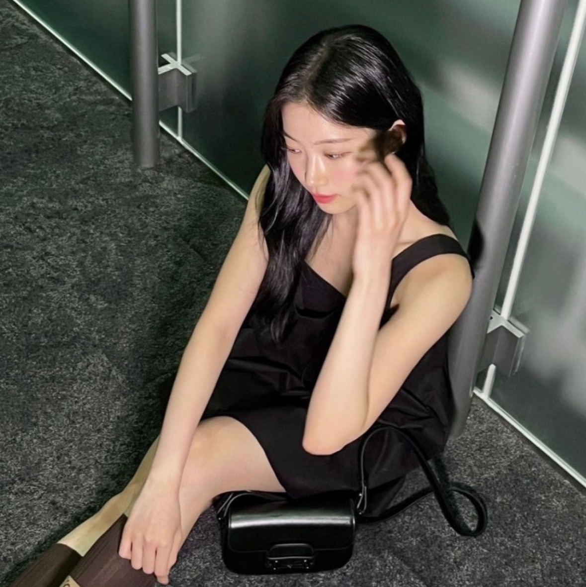 (W) Zara Poplin Mini Dress Black, Gucci GG Pattern Cotton Blend Socks Beige Ebony 착용 스타일 - 2