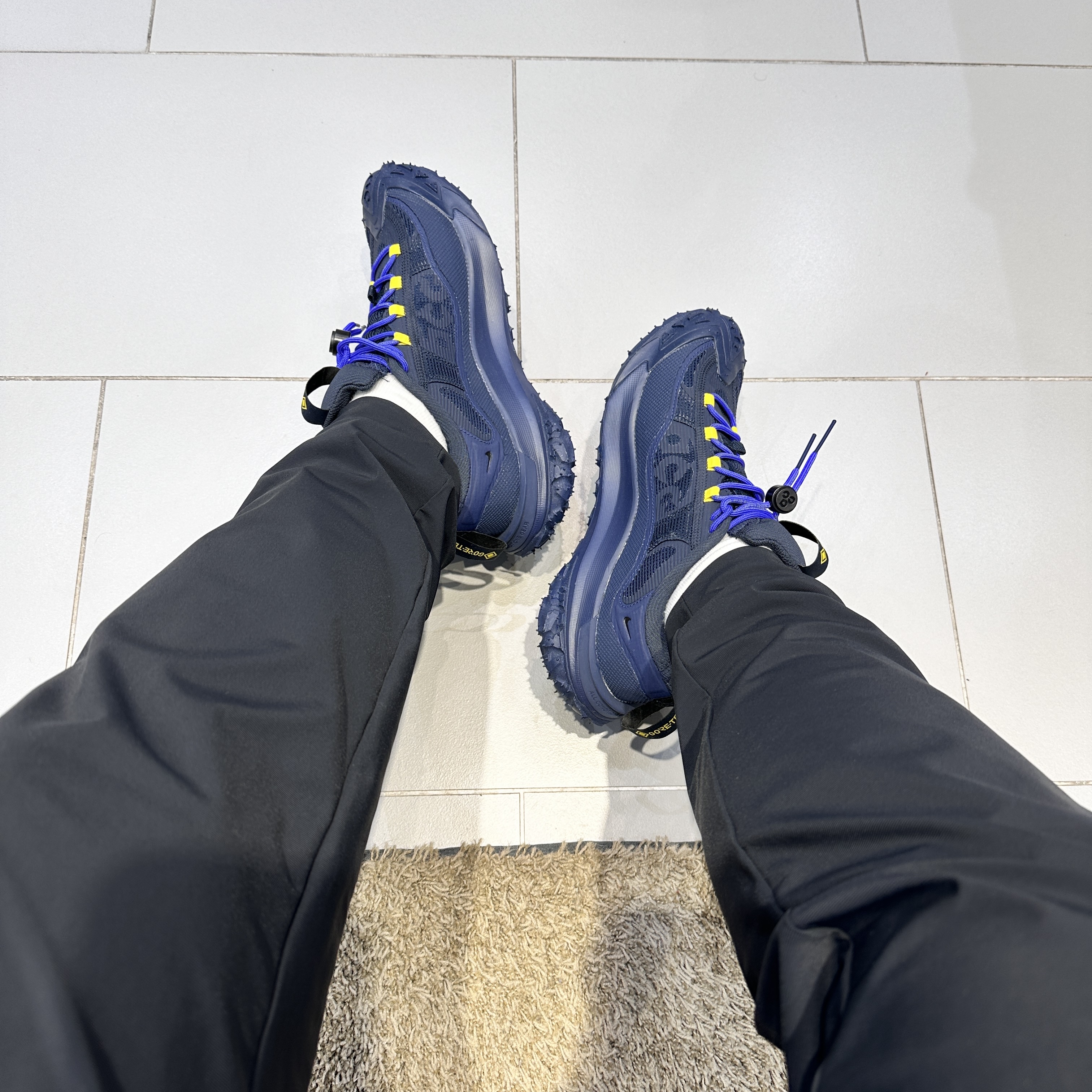Nike ACG Mountain Fly 2 Low Gore-Tex Dark Obsidian Midnight Navy 착용 스타일 - 1
